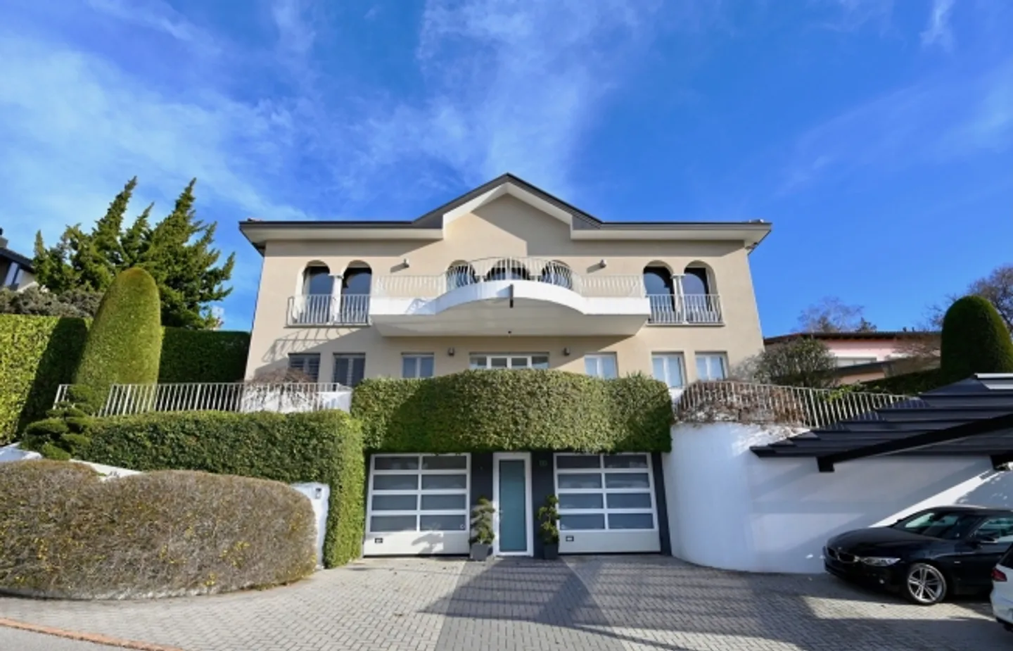 Magnificent luxury villa with panoramic mountain views - Photo 1 of 20