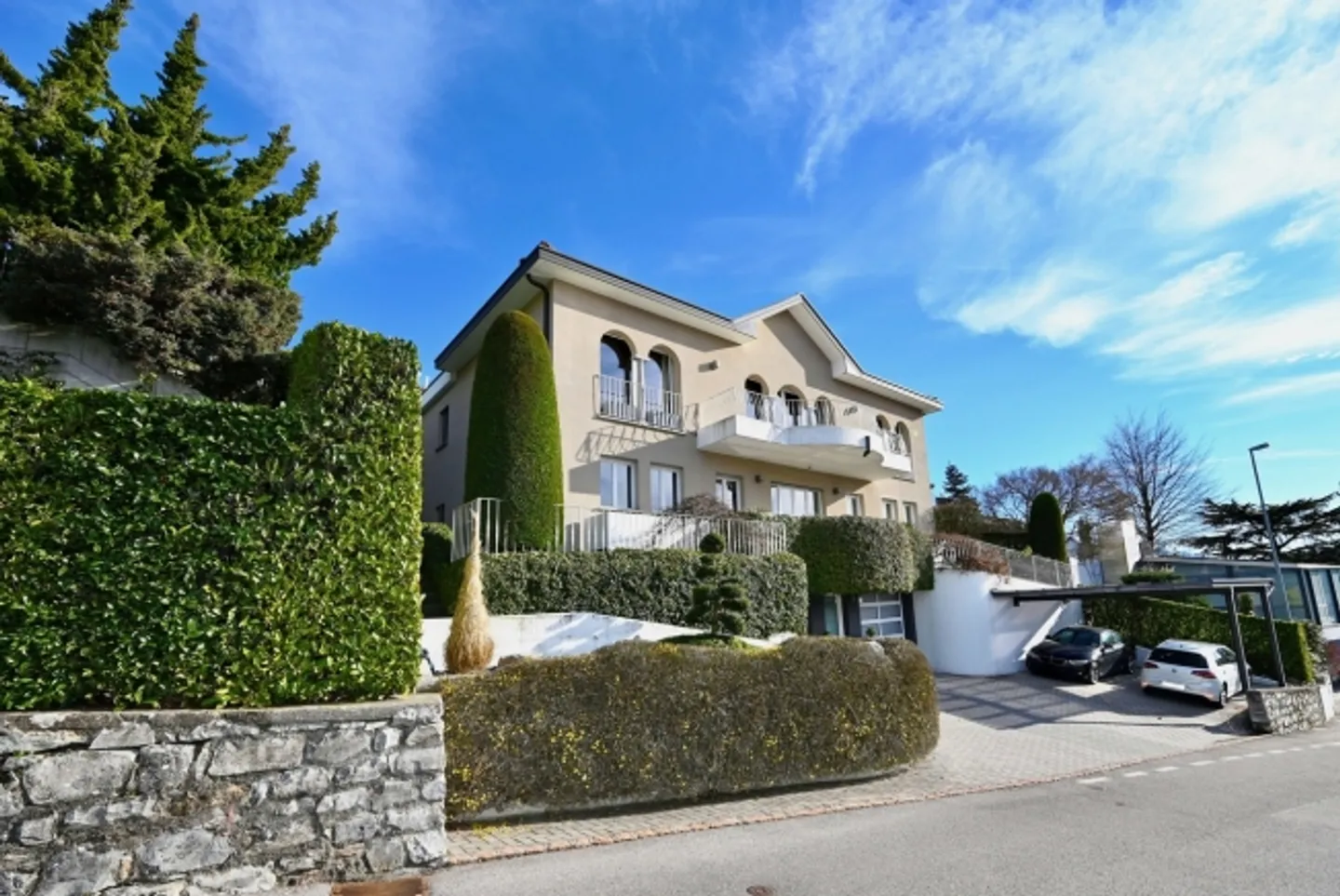 Magnificent luxury villa with panoramic mountain views - Photo 2 of 20