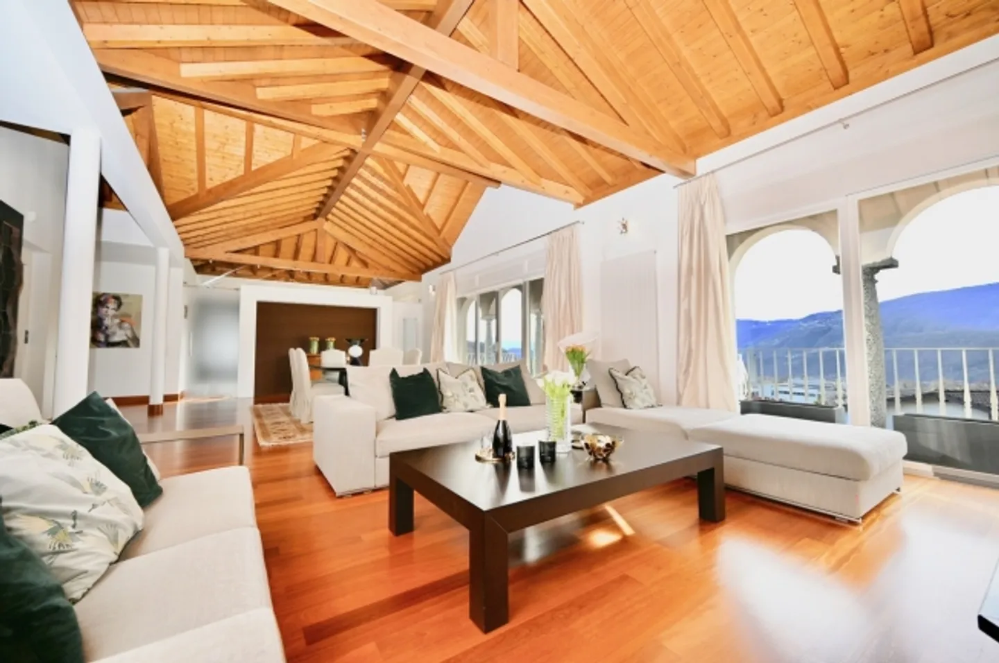 Magnificent luxury villa with panoramic mountain views - Photo 4 of 20