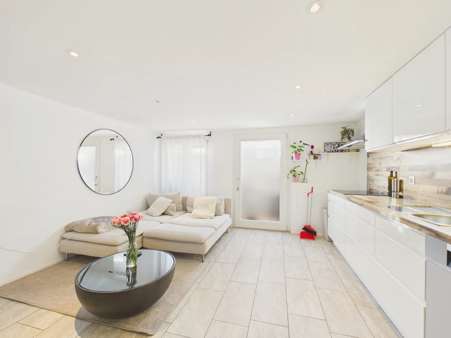 Flexible Living Wonder in Weiach: High-Quality Ground Floor Apartment with XL Garage and Separate 1.5-Room Apartment - Photo 10 of 13