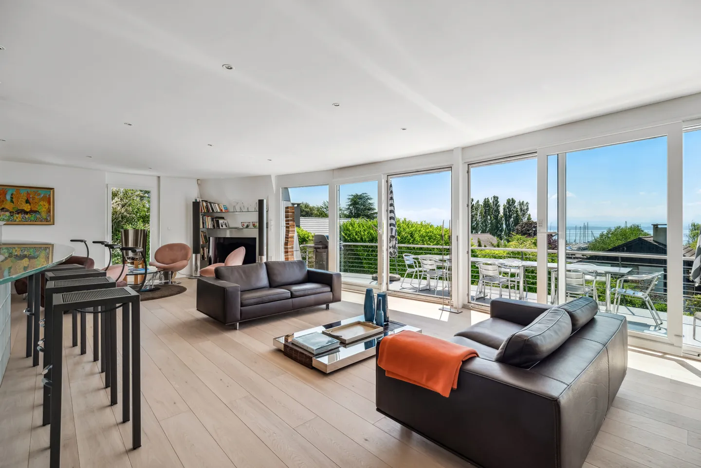 Magnificent, modern villa on the shores of Lake Neuchâtel - Photo 1 of 5