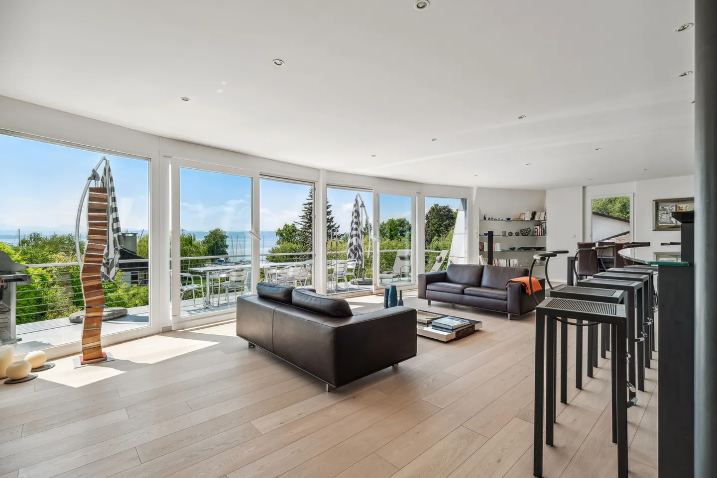 Magnificent, modern villa on the shores of Lake Neuchâtel - Photo 2 of 5