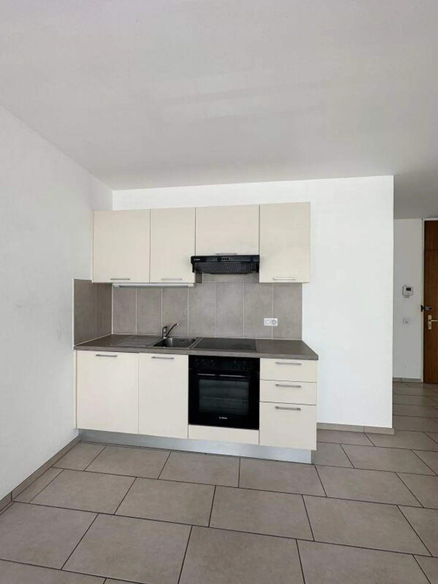 LOCARNO | STUDIO IN STRATEGIC POSITION - Photo 3 of 6