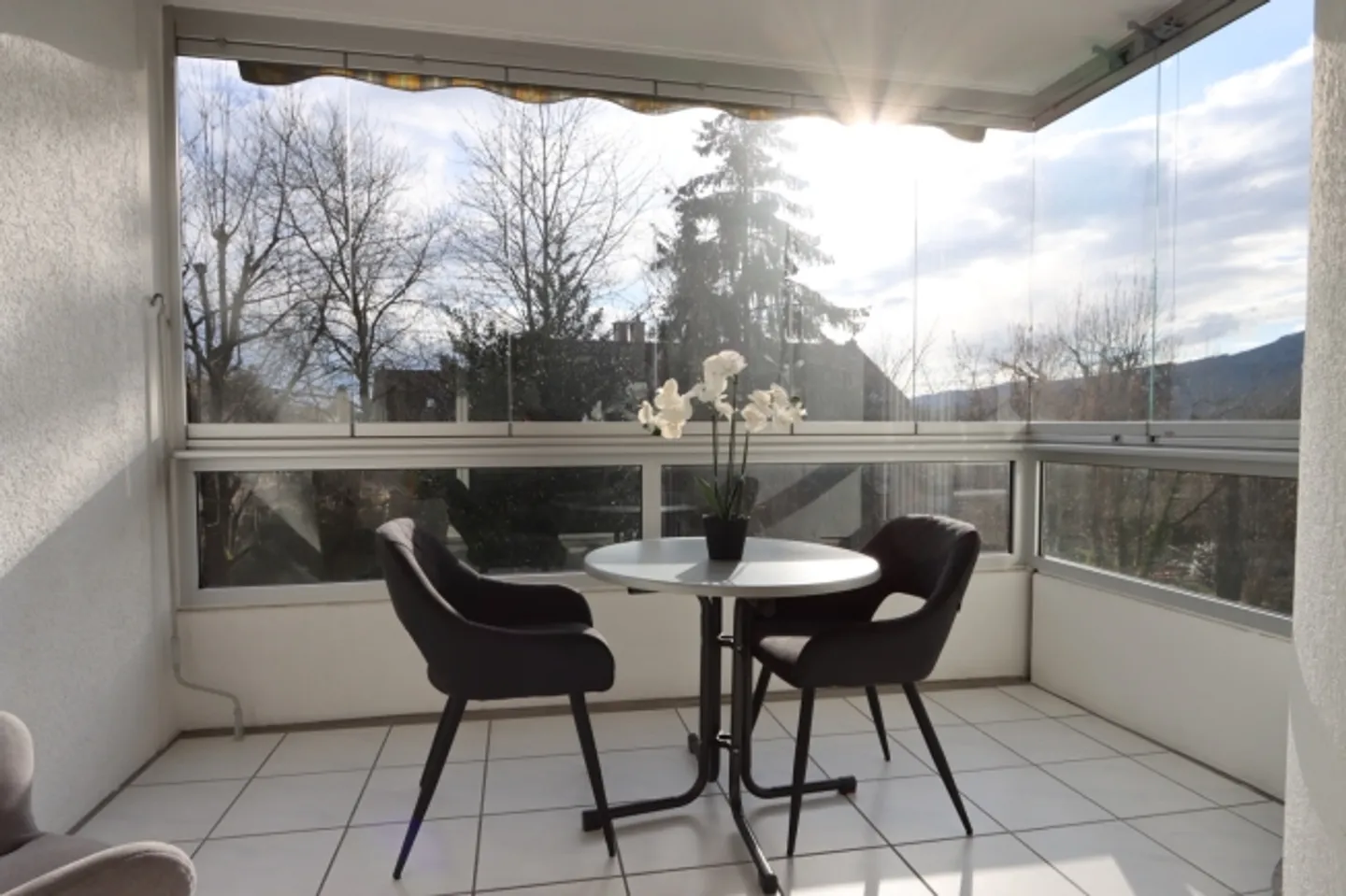 Ipsach  Stilvolle möblierte 2-Zimmer-Wohnung mit Wintergarten und See - Foto 2 von 10