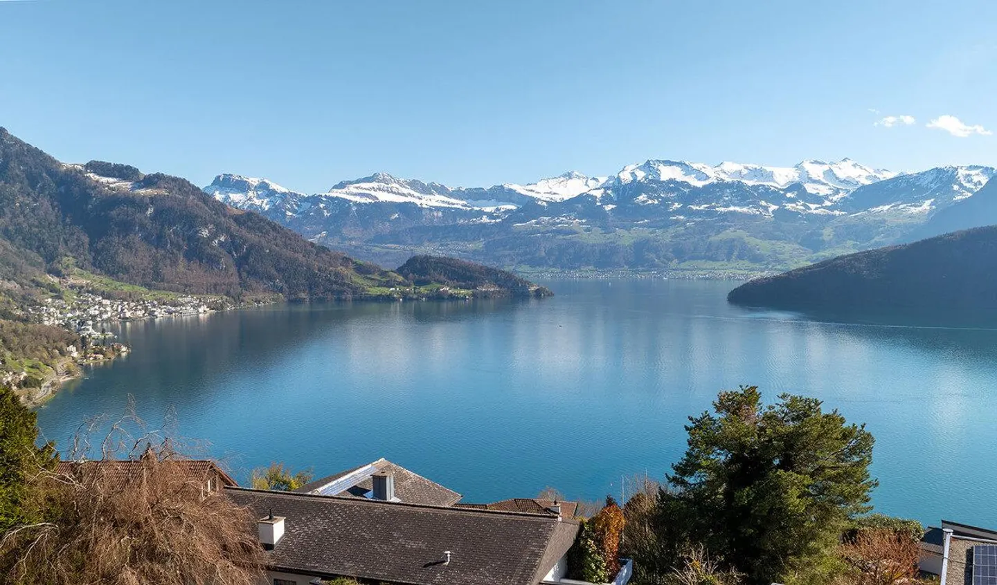 Dreamlike location with lake and mountain panorama in a privileged... - Photo 1 of 6