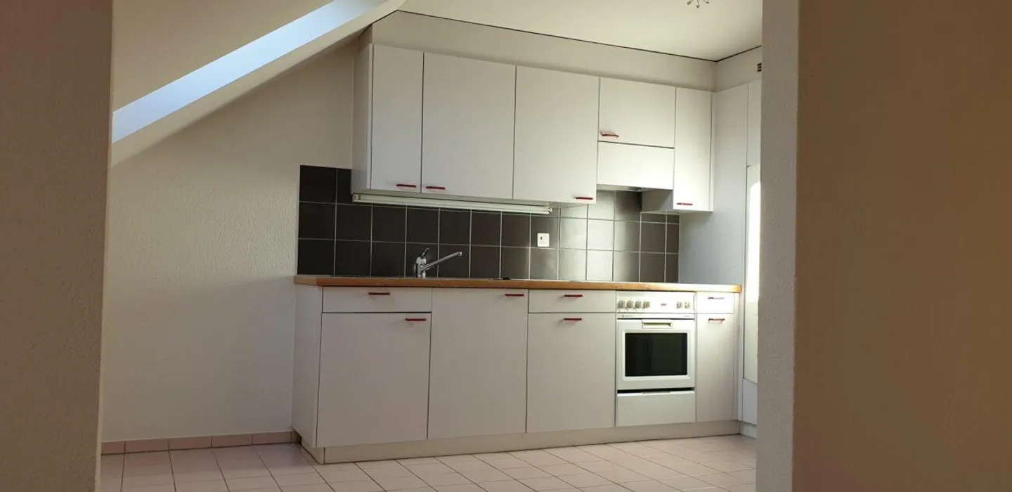 Appartamento attico attraente di 3,5 stanze con balcone - Foto 2 di 7