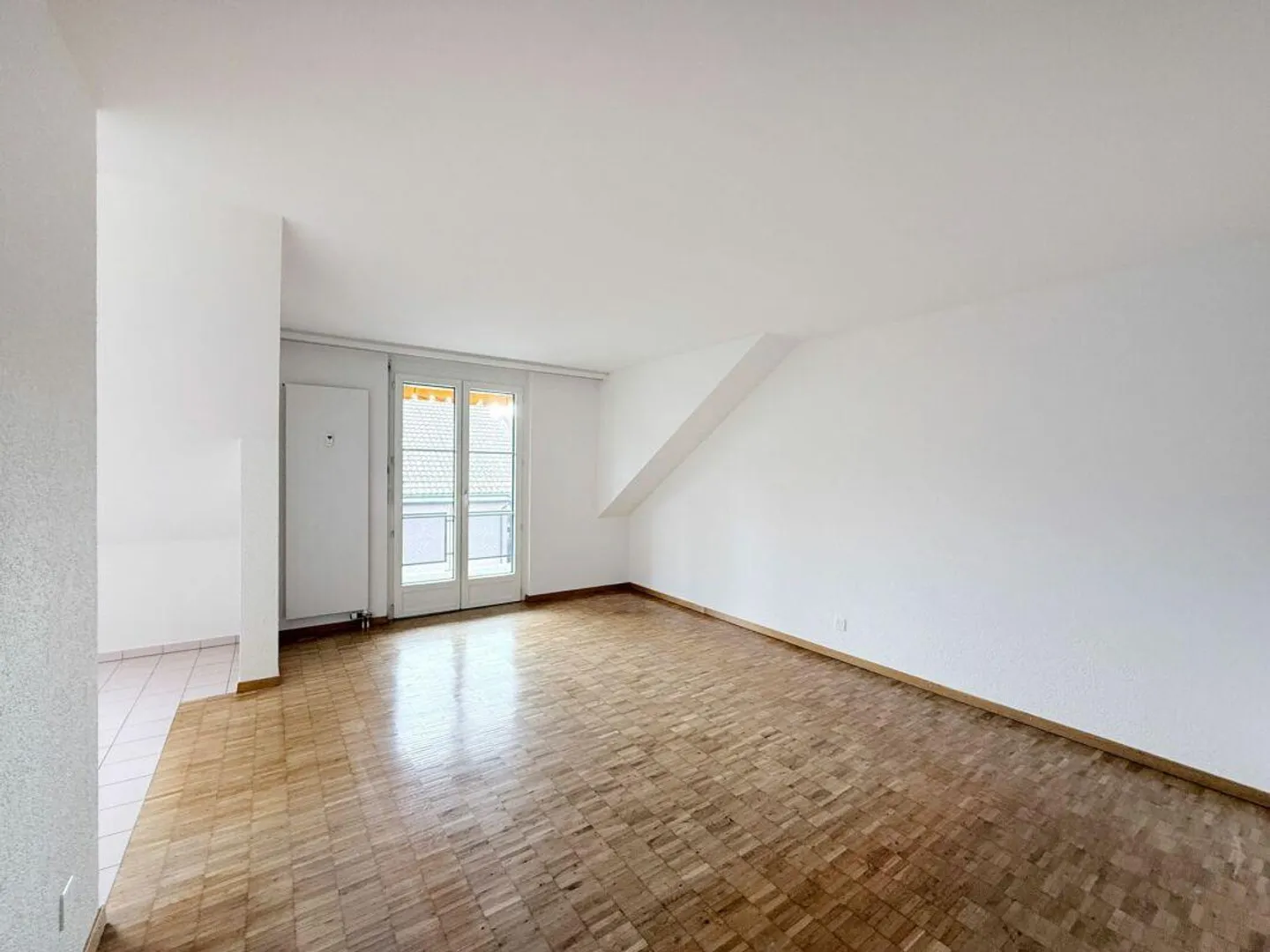 Appartamento attico attraente di 3,5 stanze con balcone - Foto 3 di 7