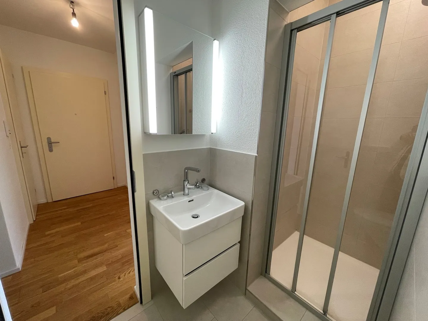 Central, urban, charming living in popular Zurich District 4 - Photo 5 of 9