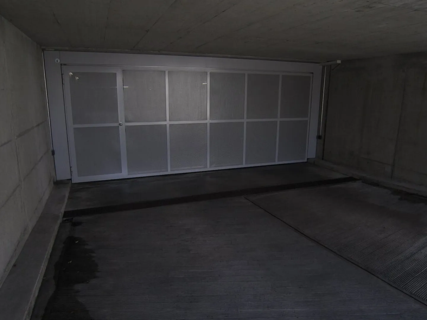Zentrale Einstellplätze zu Vermieten - Foto 3 von 4