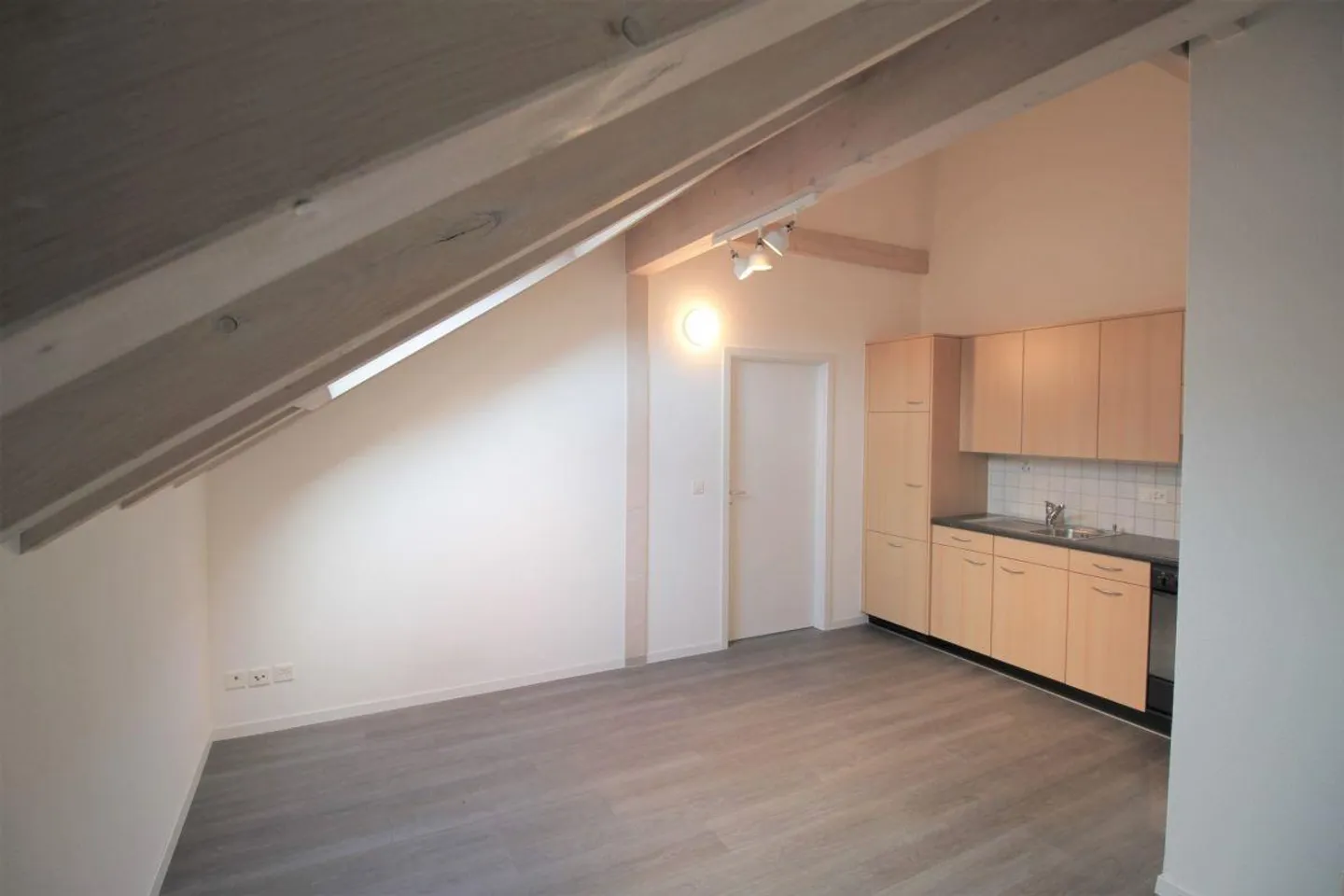 Ideale 2.5-Zimmer-Dachwohnung für Singles! - Foto 2 von 7