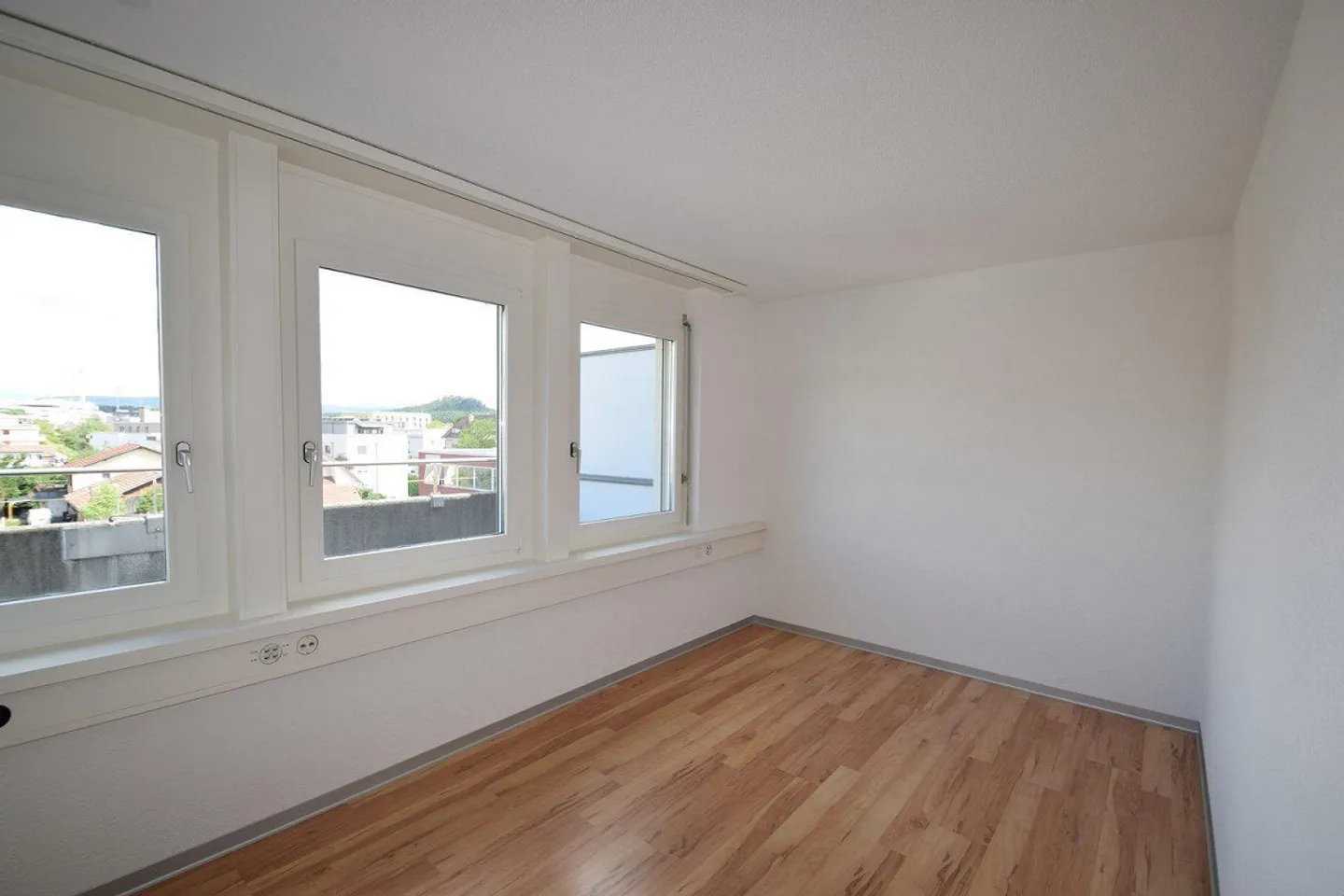 Here you will find an office a new home - Photo 2 of 9