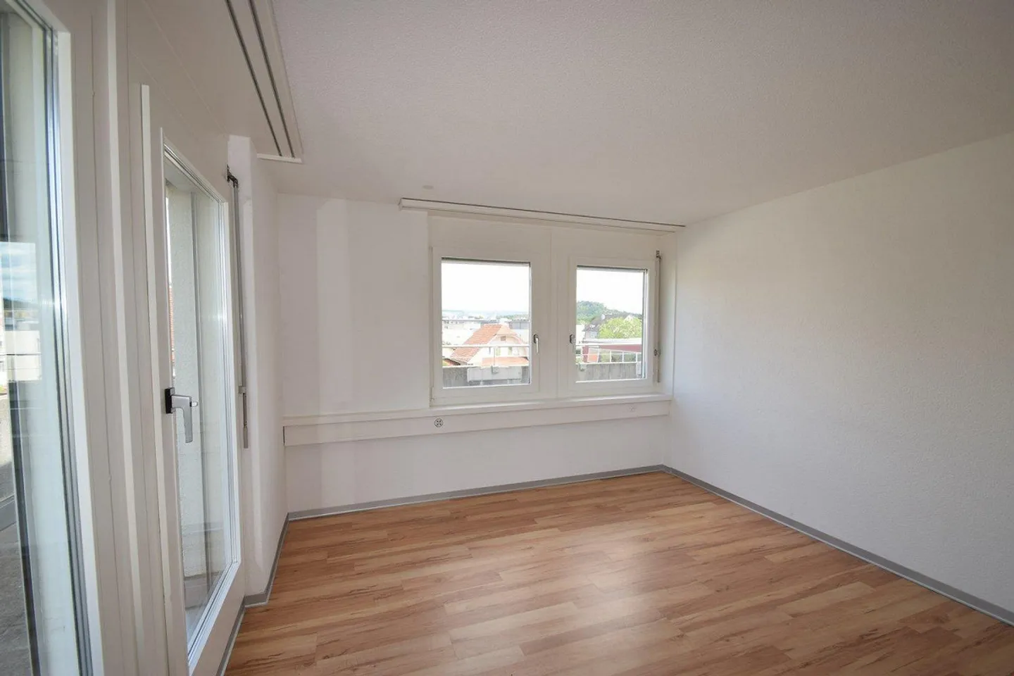 Here you will find an office a new home - Photo 3 of 9