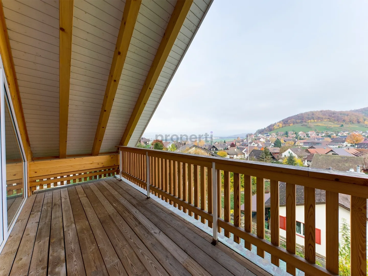 Light-Filled Dream Home in Weiach: Stylish 3.5-Room Attic Apartment with High Ceilings and Great Views - Photo 10 of 13