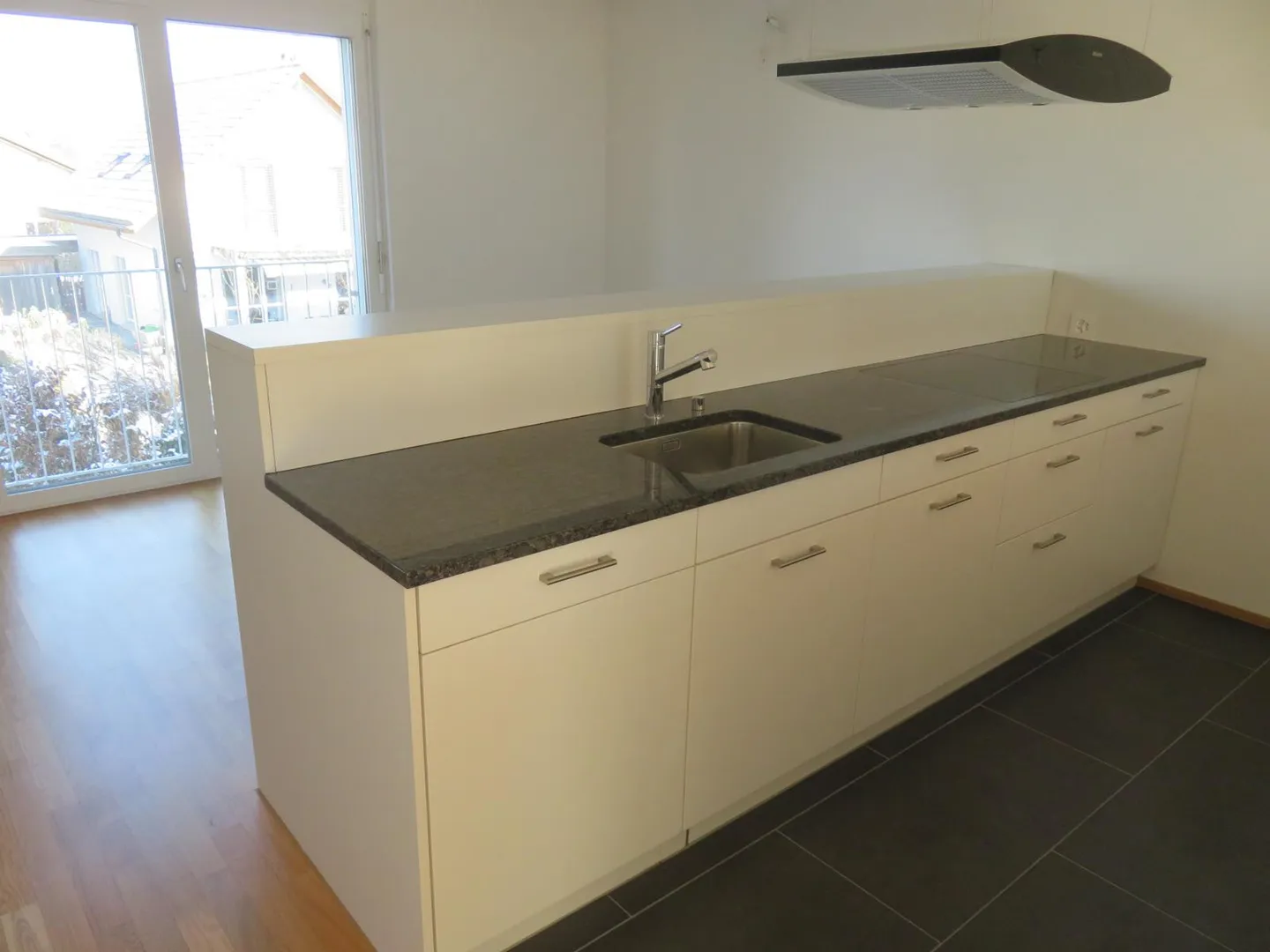 Modernes Apartment mit Balkon - Foto 4 von 13