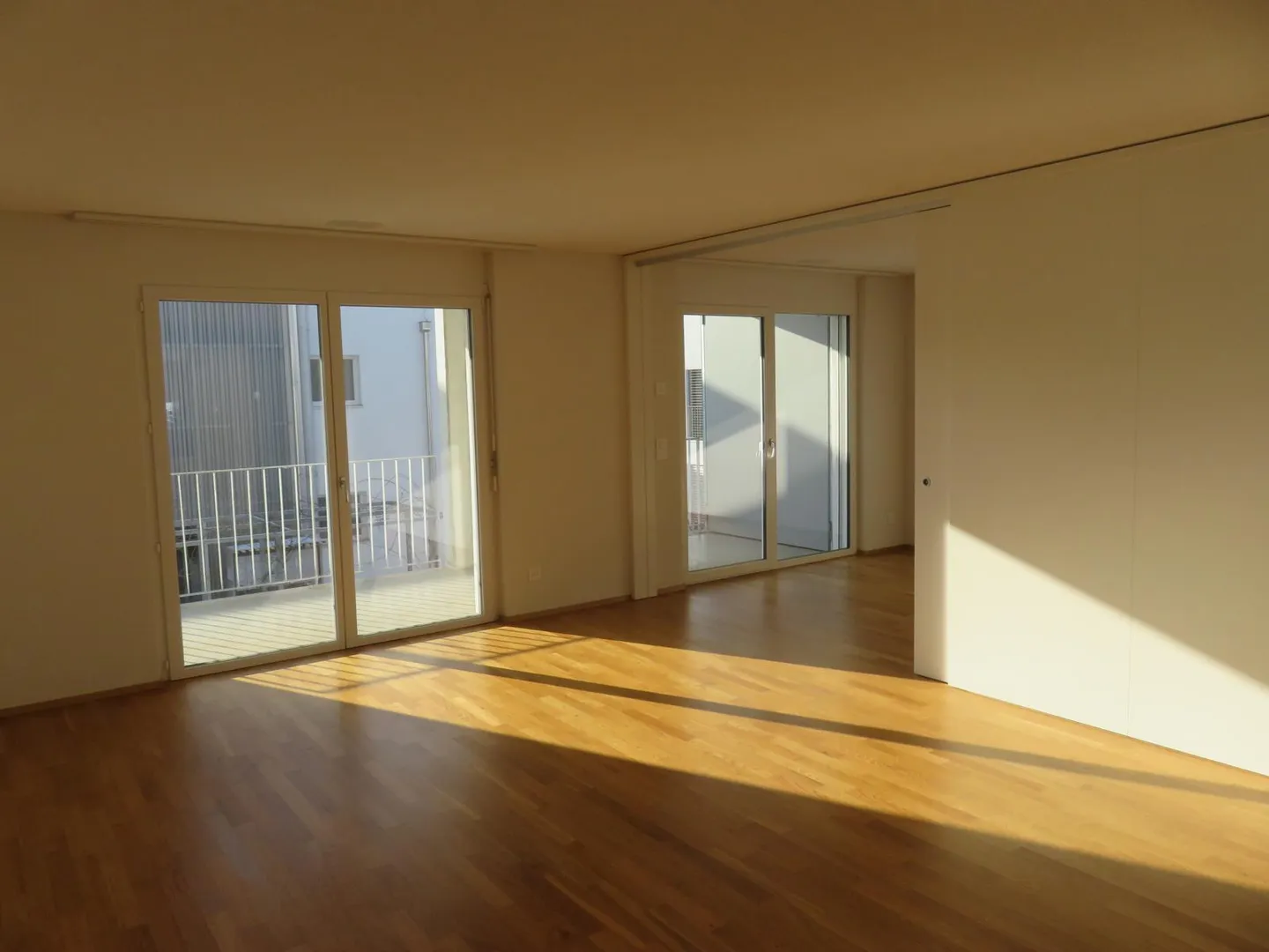 Modernes Apartment mit Balkon - Foto 6 von 13