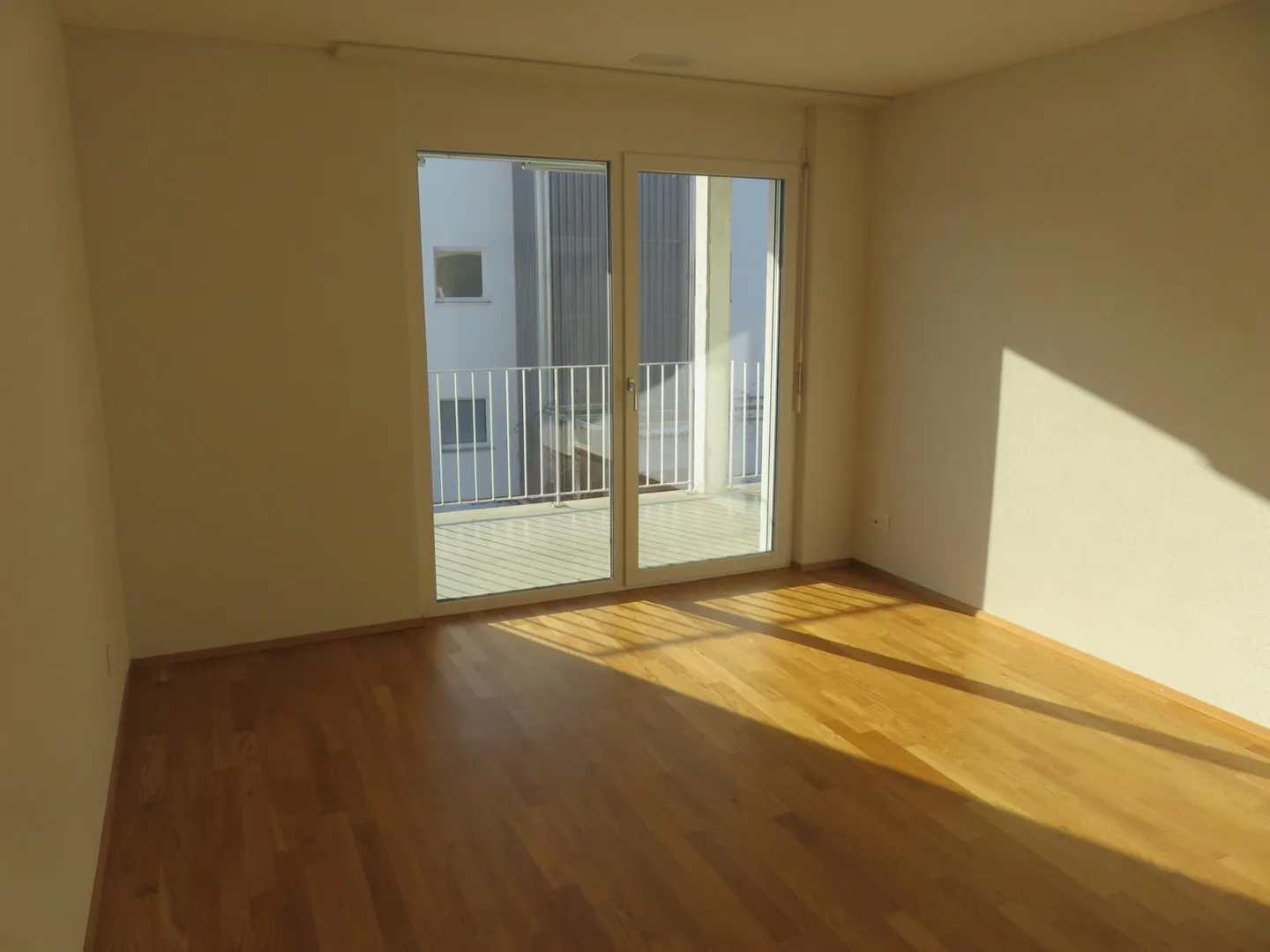 Modernes Apartment mit Balkon - Foto 8 von 13