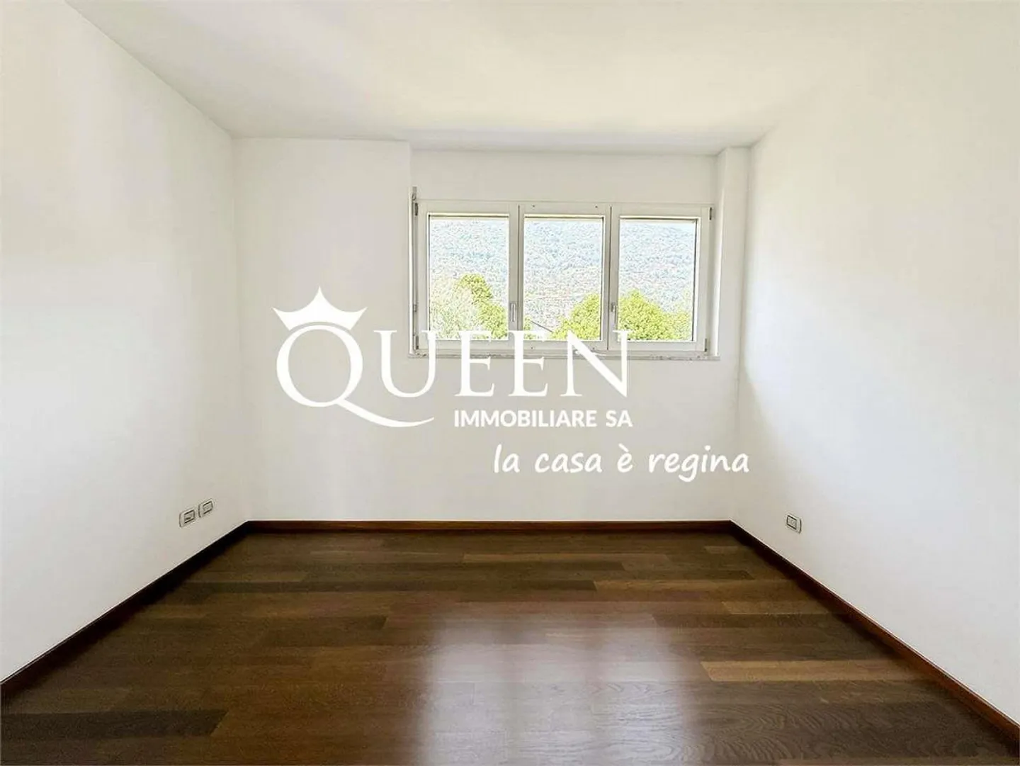 Minusio : penthouse 4.5 pièces, 150 m², terrasse, jacuzzi, vue sur le lac et les montagnes - Photo 10 sur 13