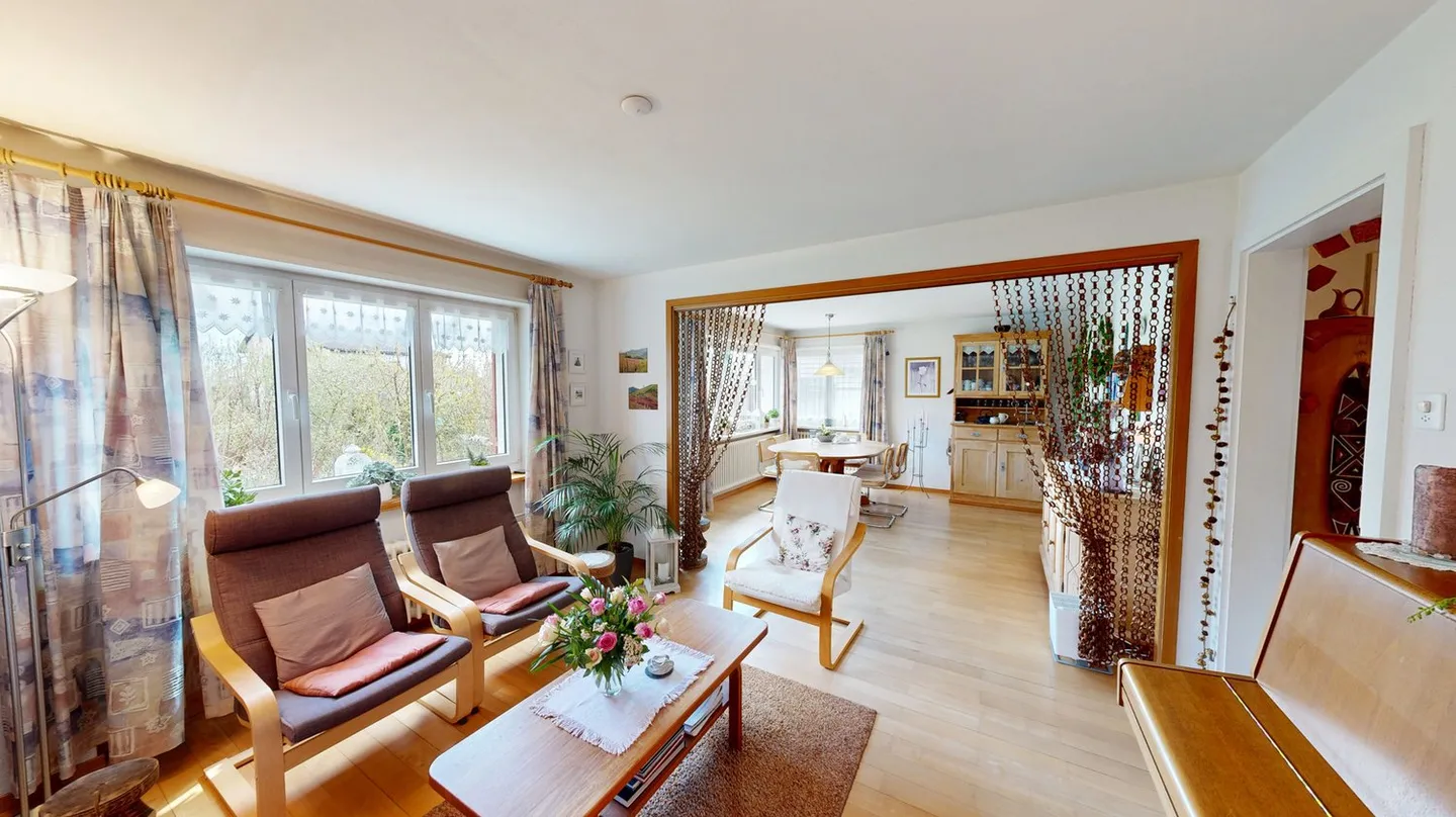 Casa unifamiliare di 6,5 stanze con bel giardino - Foto 3 di 13