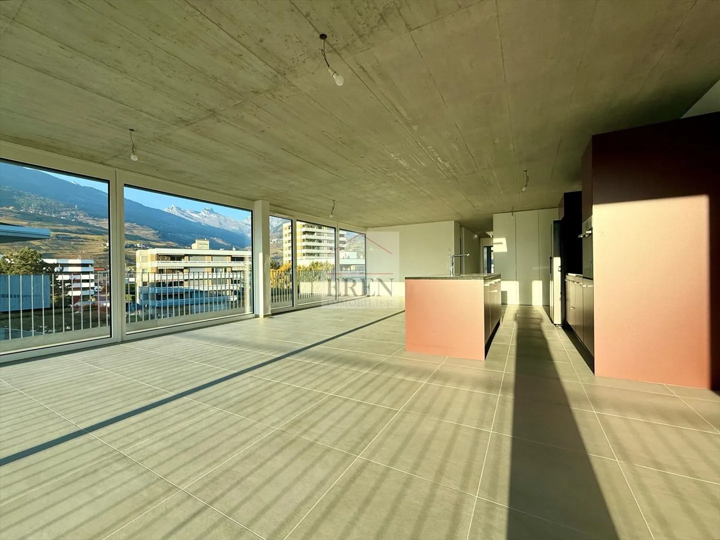 Attico panoramico 4,5 locali completamente vetrati con balcone-terrazza angolare di 72m2 - Foto 4 di 13