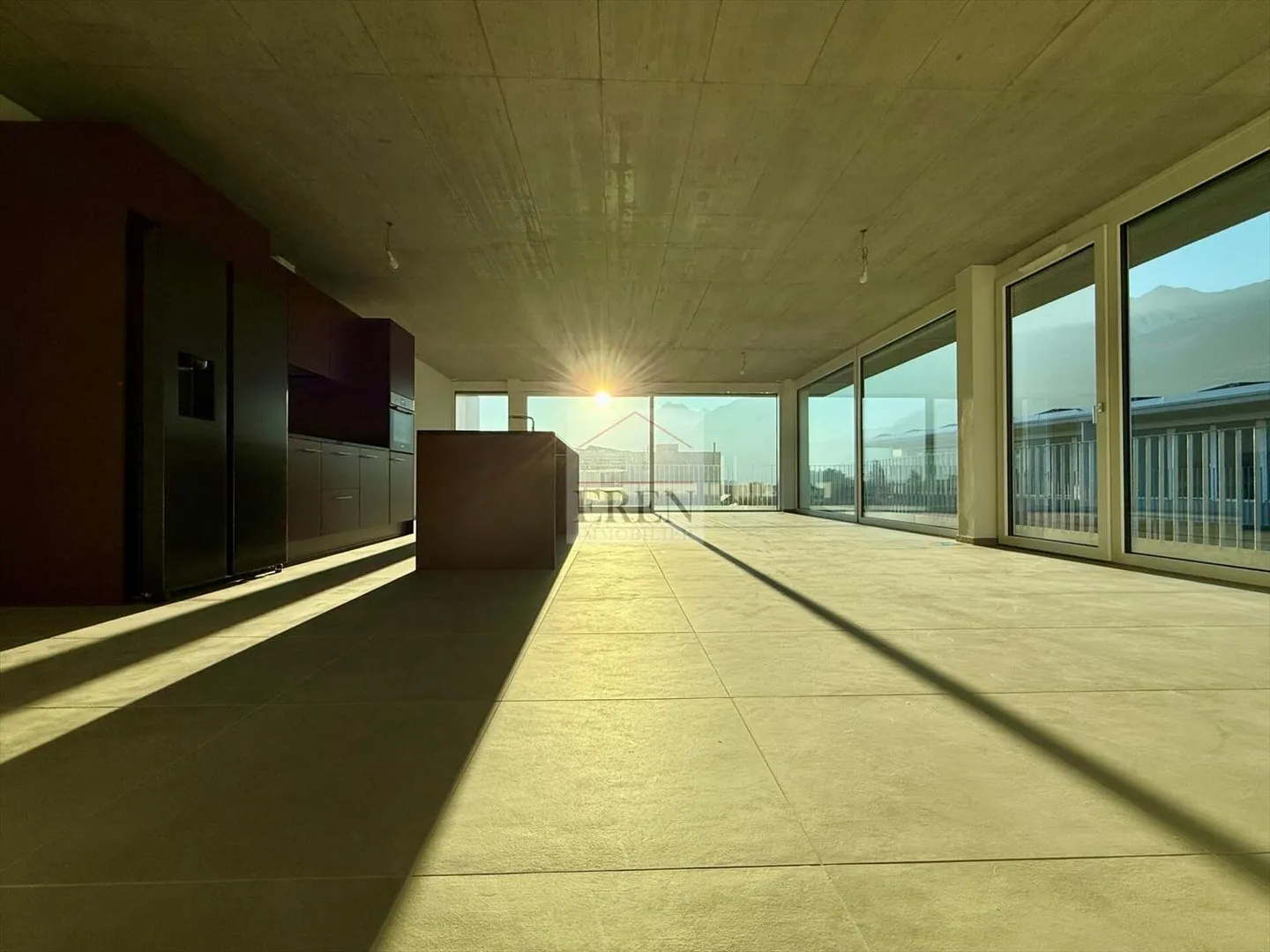 Attico panoramico 4,5 locali completamente vetrati con balcone-terrazza angolare di 72m2 - Foto 1 di 13