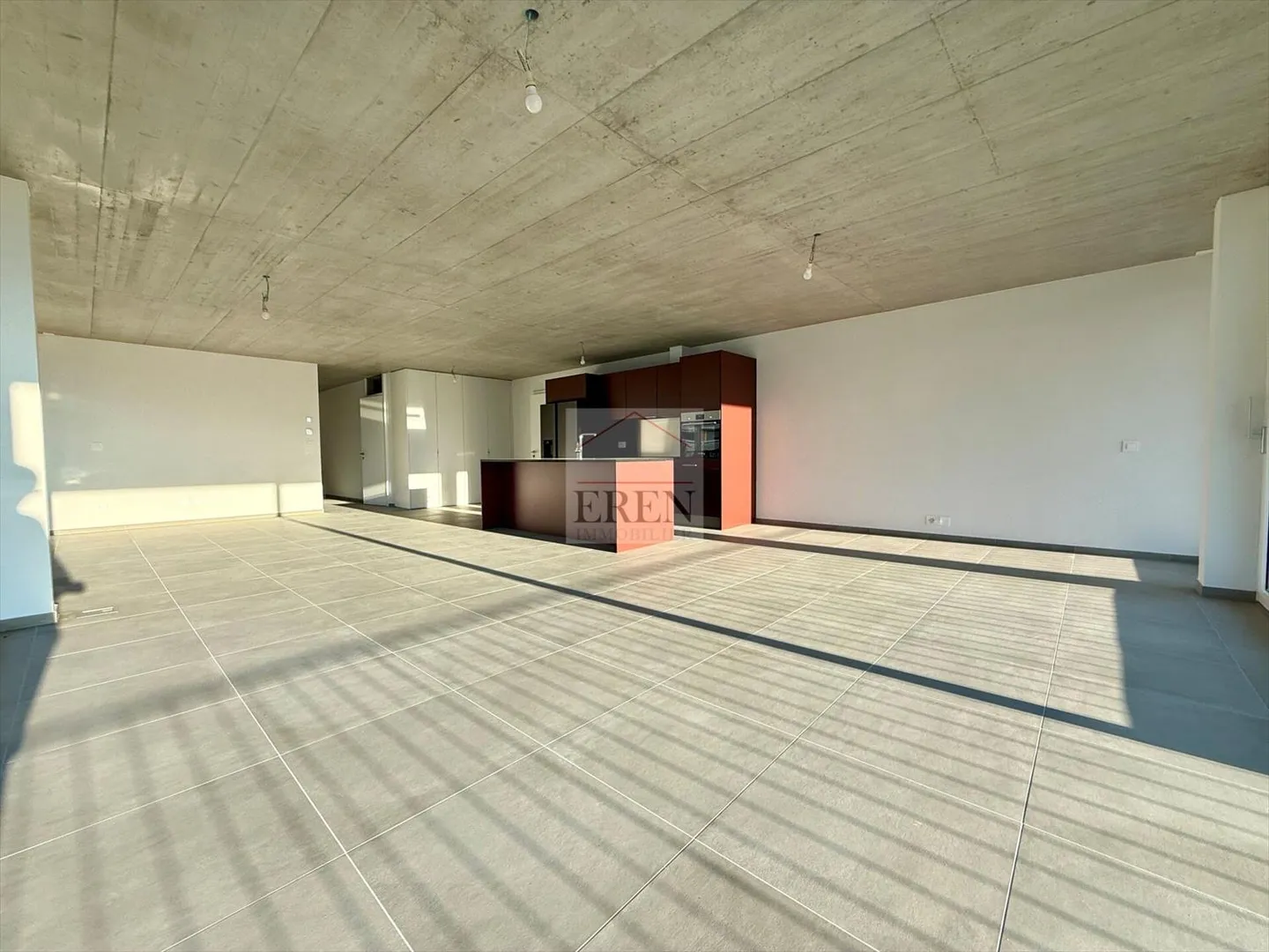 Attico panoramico 4,5 locali completamente vetrati con balcone-terrazza angolare di 72m2 - Foto 2 di 13