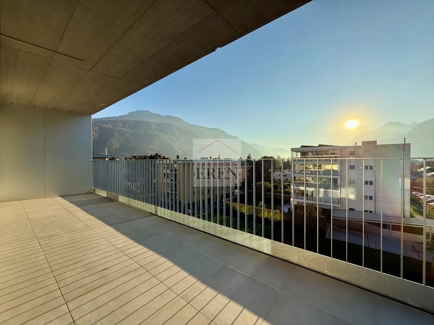 Attico panoramico 4,5 locali completamente vetrati con balcone-terrazza angolare di 72m2 - Foto 7 di 13