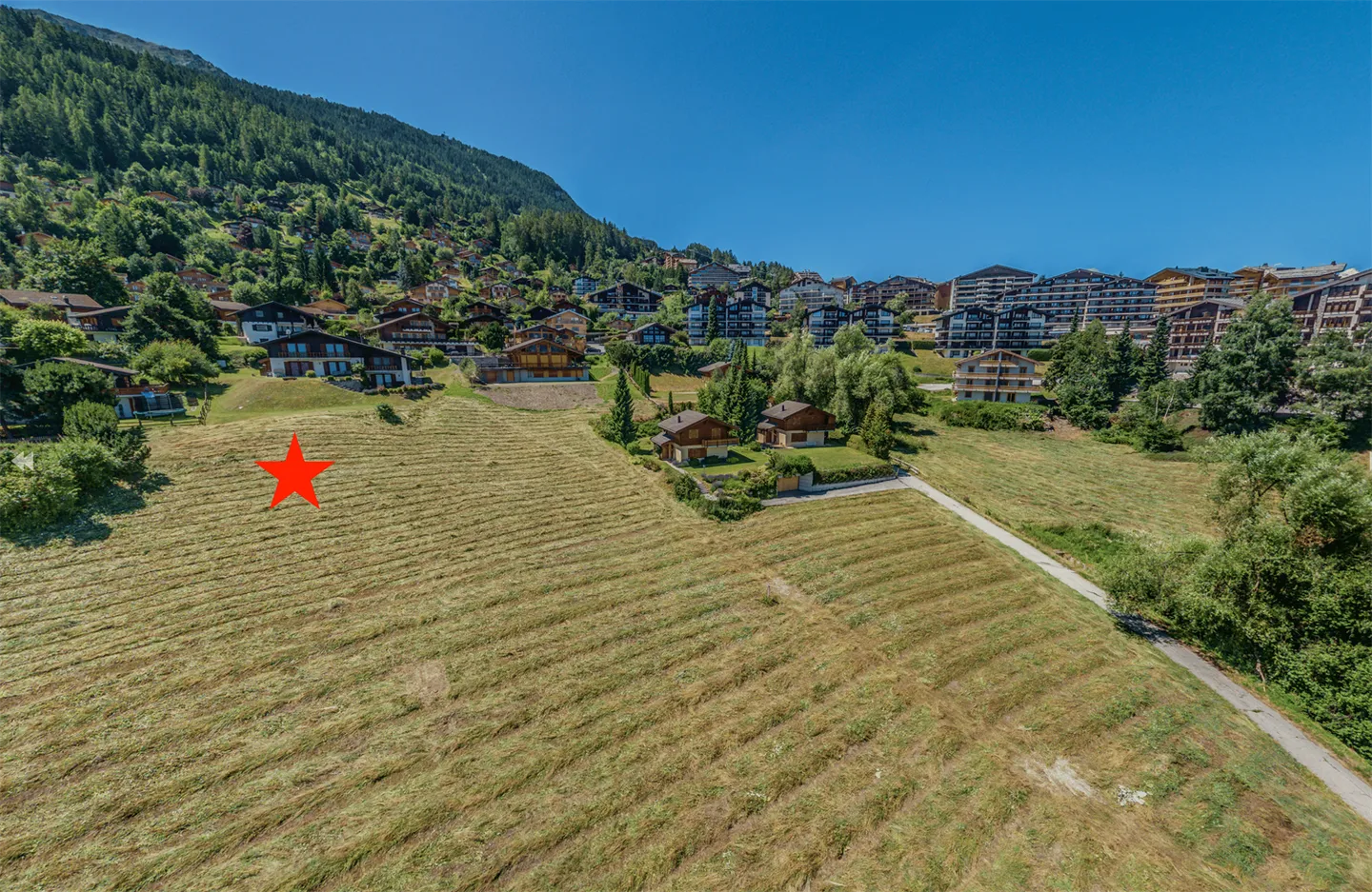 Large serviced plot in a residential area very close to the center - Photo 1 of 8