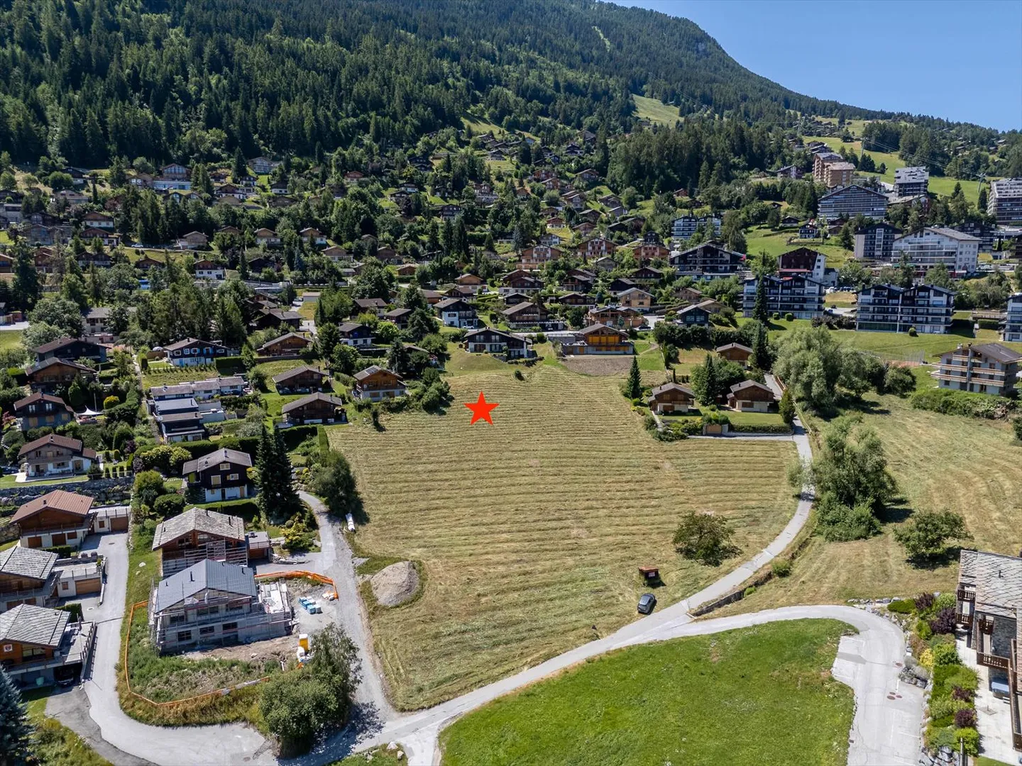 Large serviced plot in a residential area very close to the center - Photo 7 of 8