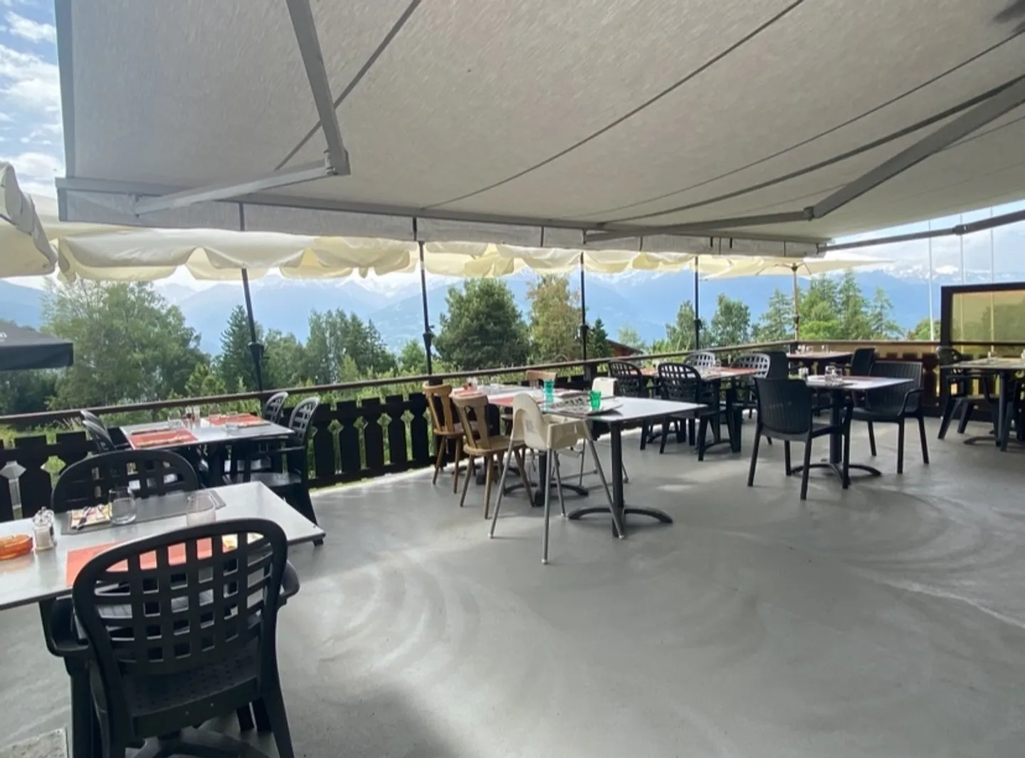 Insieme immobiliare con carattere, ristorante e appartamenti - Foto 3 di 13