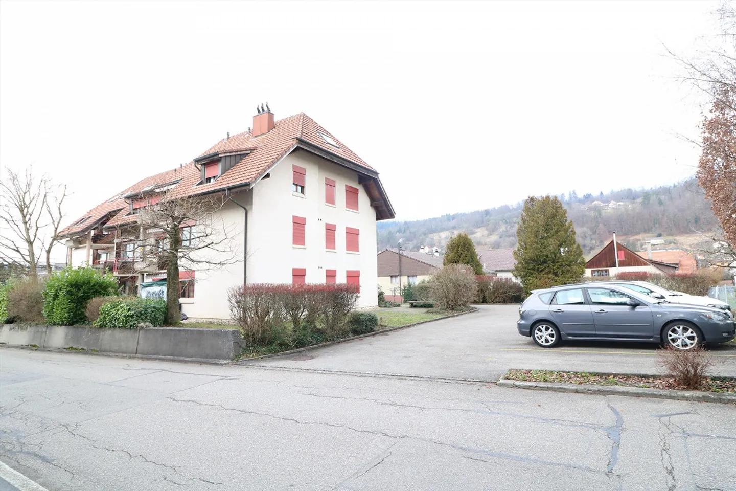 Ottimo appartamento con balcone, nel centro di Lengnau - Foto 1 di 10