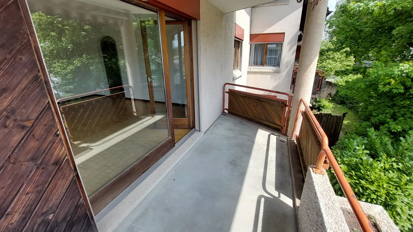 Ottimo appartamento con balcone, nel centro di Lengnau - Foto 9 di 10