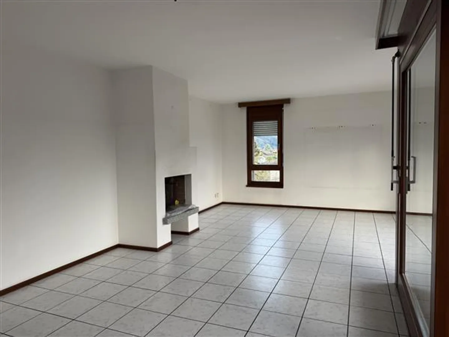 Caslano: 4.5 Room Apartment - Photo 2 of 11