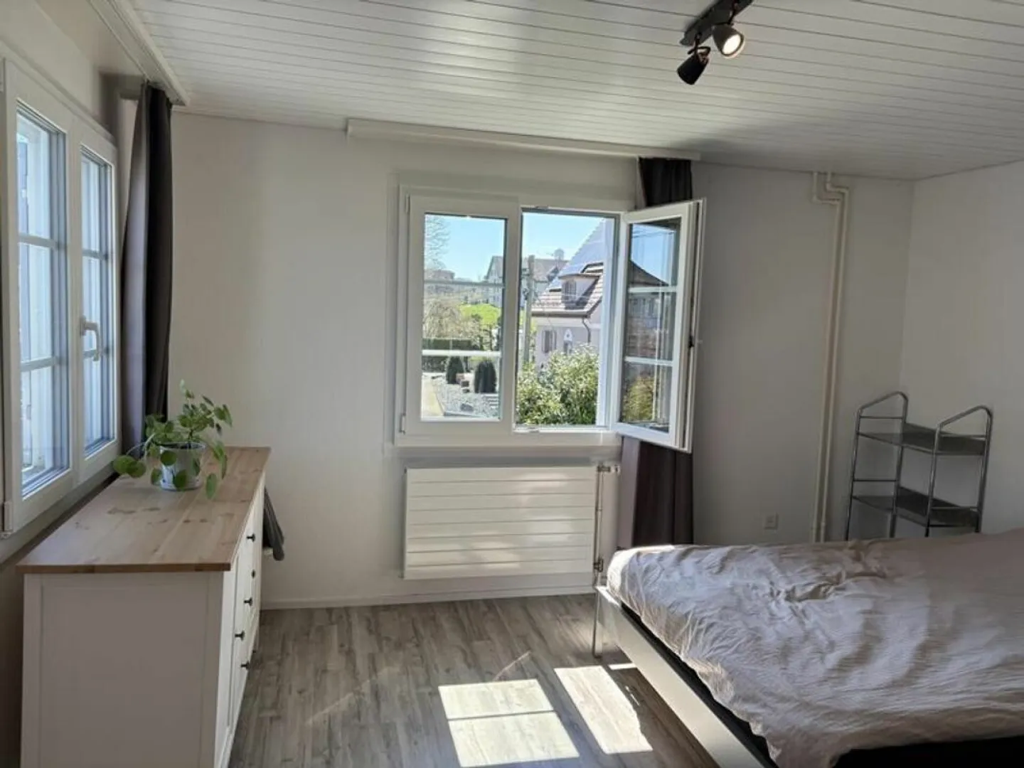 Living with added value: charming 4.5-room apartment combines quiet location with central accessibility - Photo 6 of 16