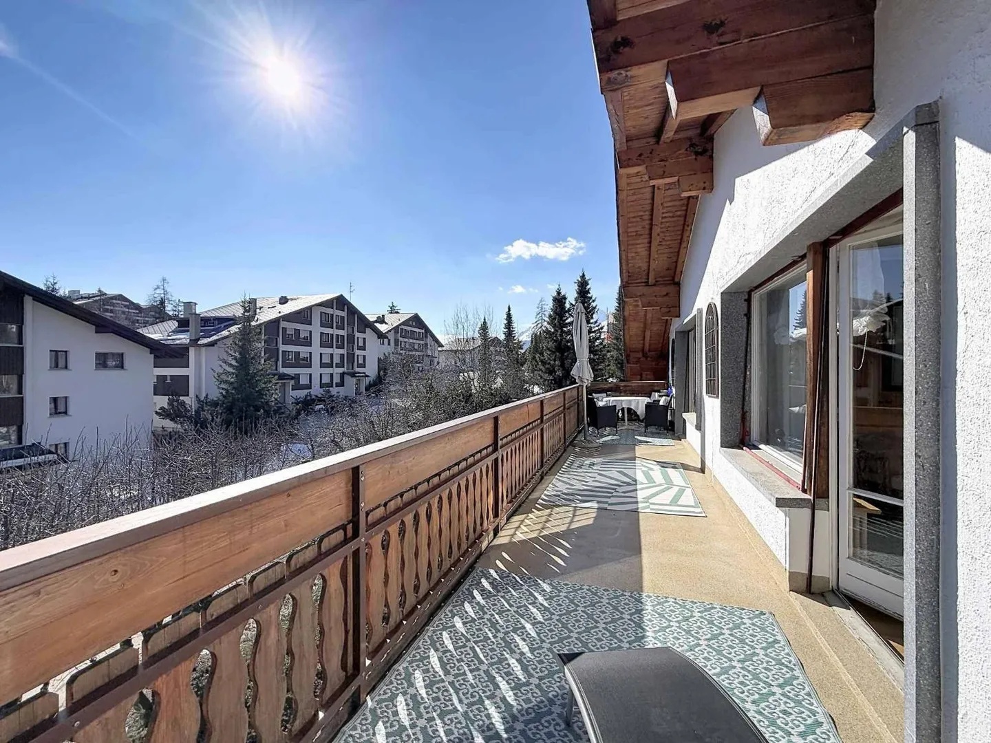 Charmante 4,5 Zimmer in absoluter Ruhe, nur wenige Schritte vom Zentrum entfernt - Foto 3 von 8