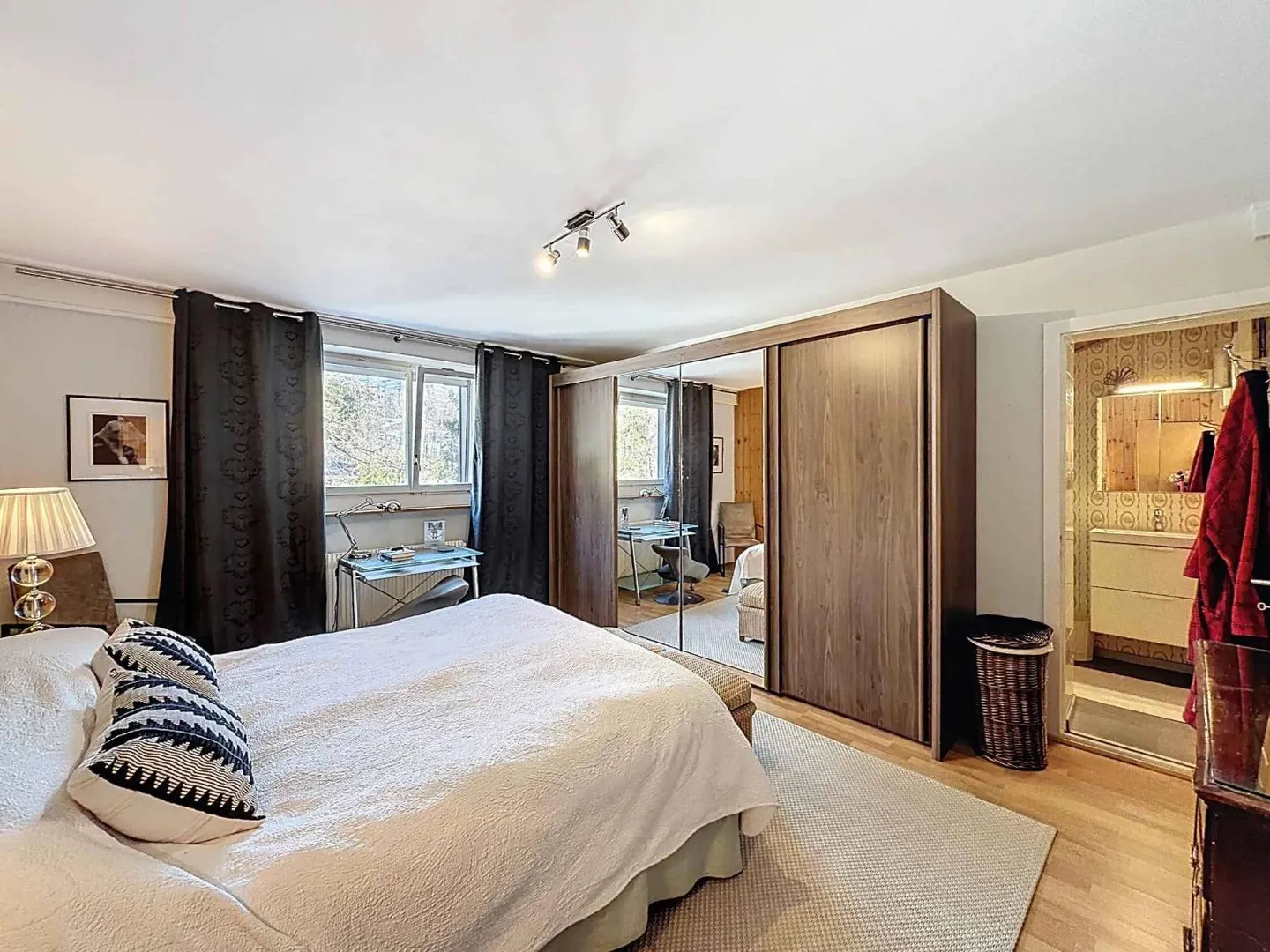 Charmante 4,5 Zimmer in absoluter Ruhe, nur wenige Schritte vom Zentrum entfernt - Foto 5 von 8