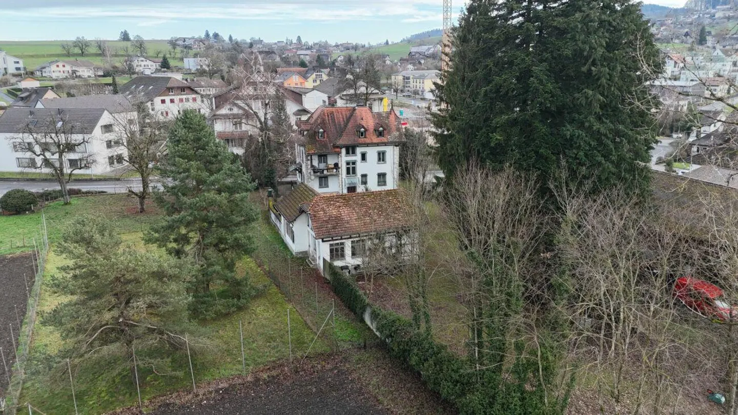 Manufacturer's villa with three apartments and building land reserves - Photo 1 of 9