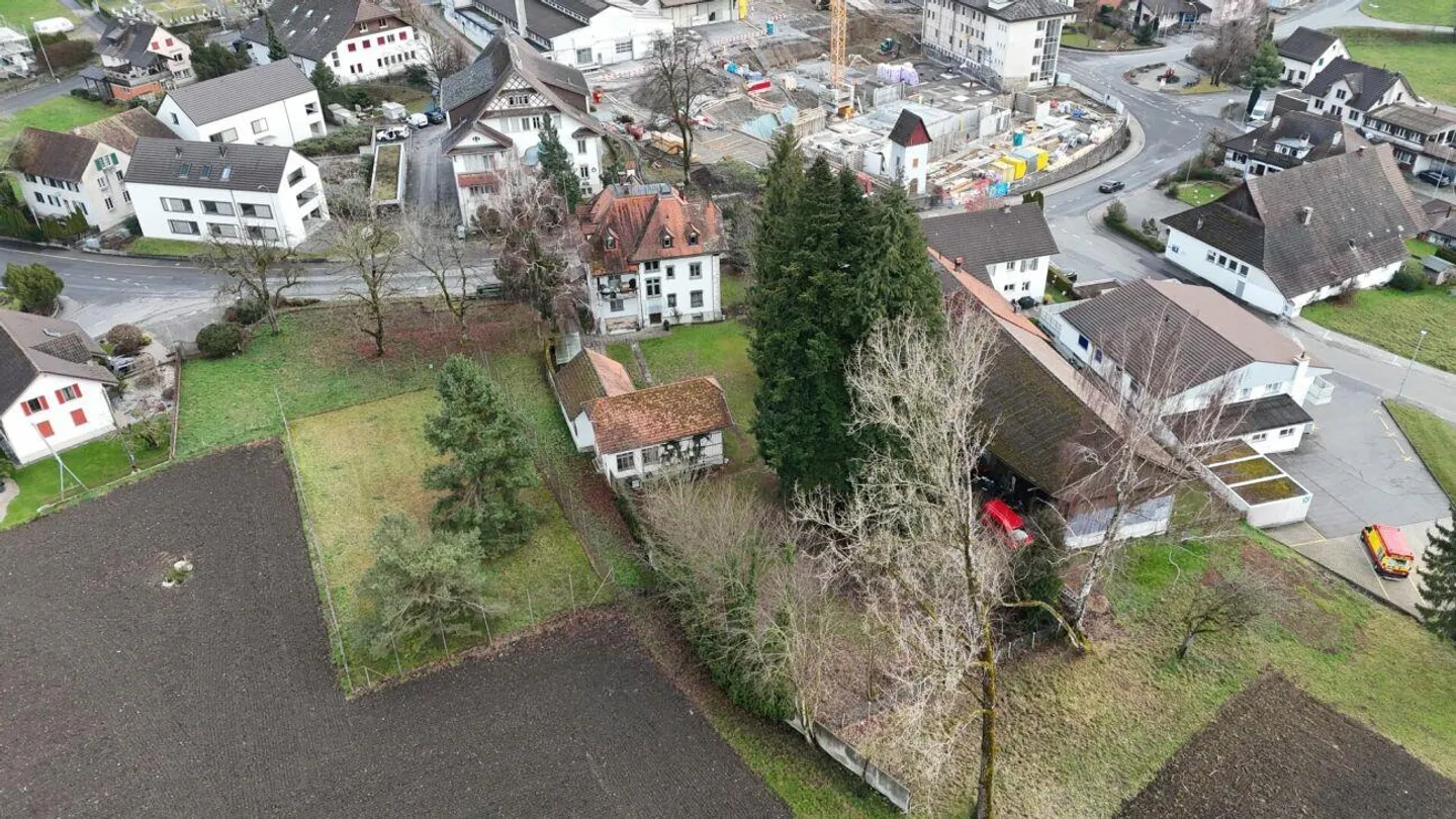 Manufacturer's villa with three apartments and building land reserves - Photo 2 of 9