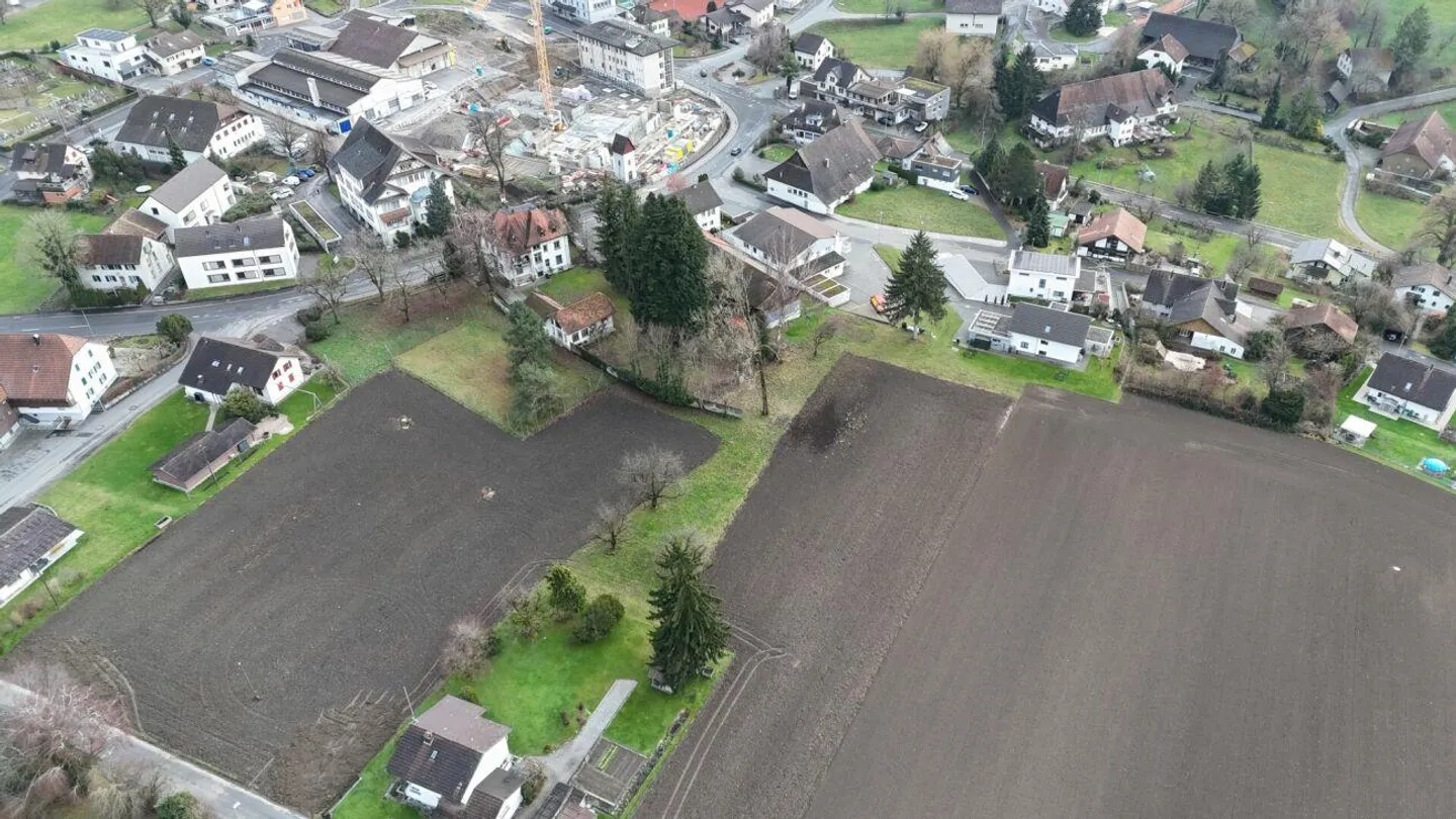 Manufacturer's villa with three apartments and building land reserves - Photo 3 of 9