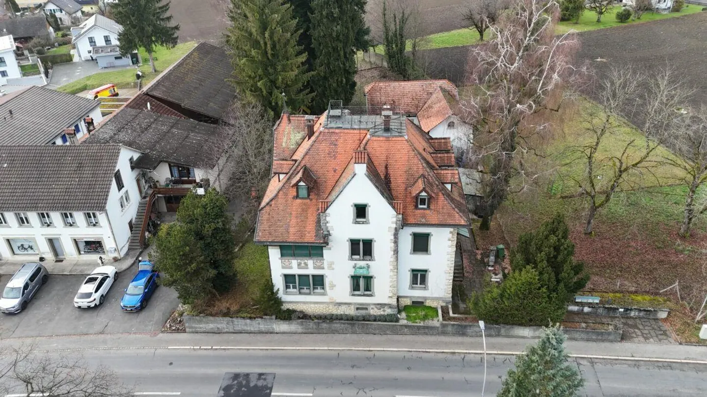 Manufacturer's villa with three apartments and building land reserves - Photo 4 of 9