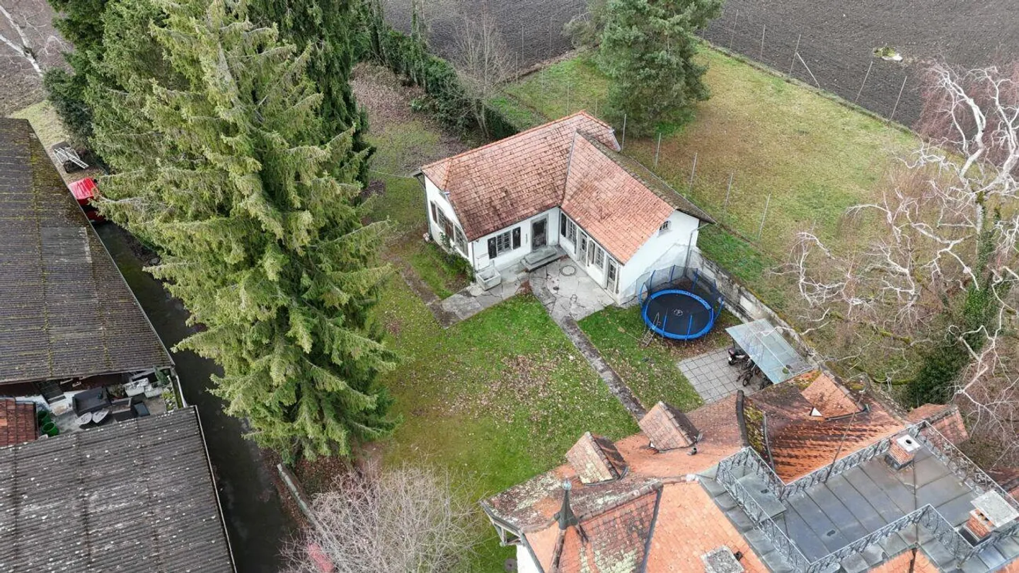 Manufacturer's villa with three apartments and building land reserves - Photo 5 of 9