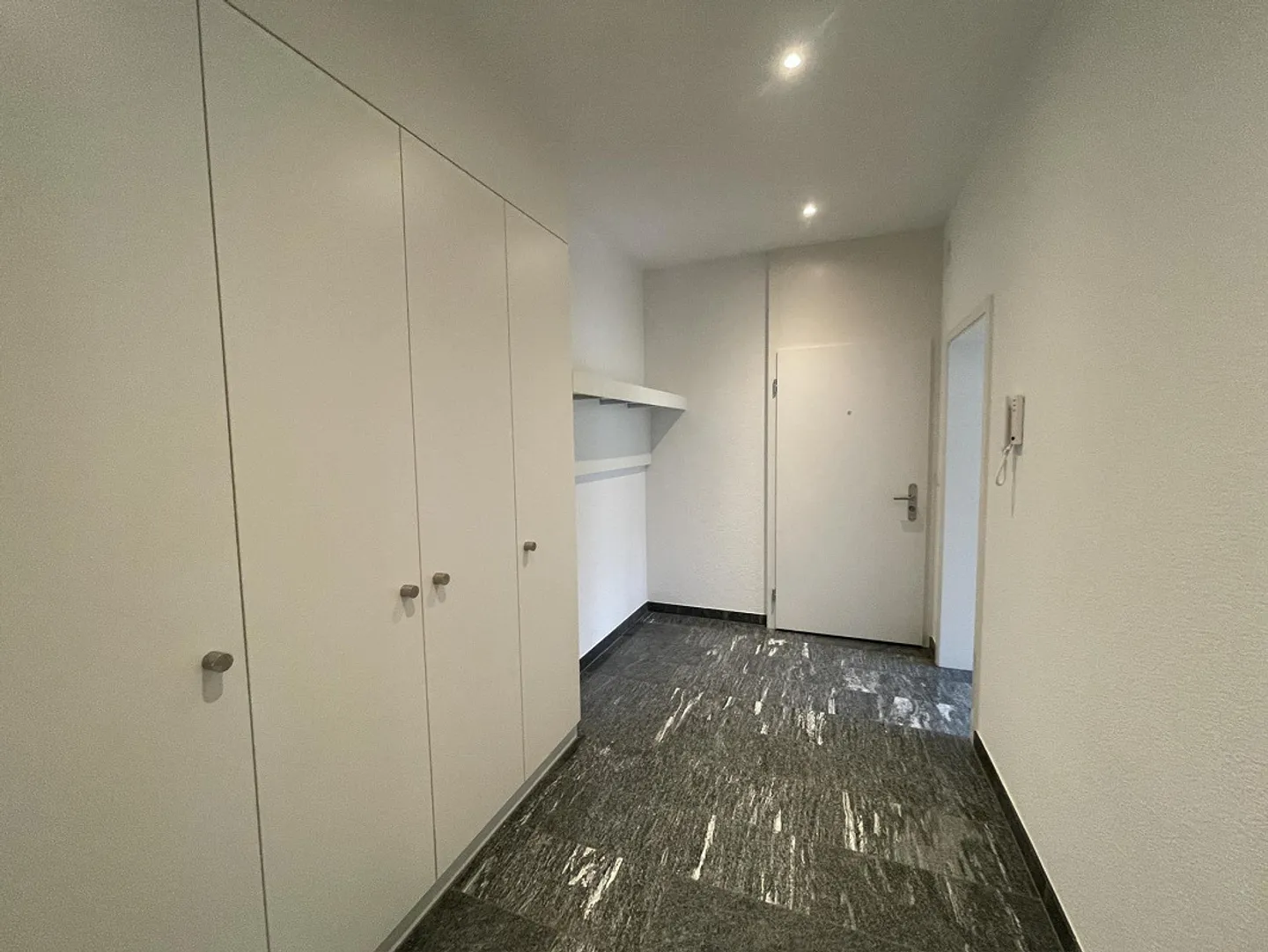 Charmante appartement 3 pièces dans un bâtiment historique à Baden - Photo 2 sur 9