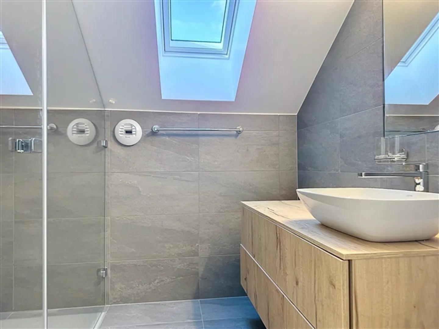 Ampio attico di 3 camere con vista lago - Foto 5 di 6