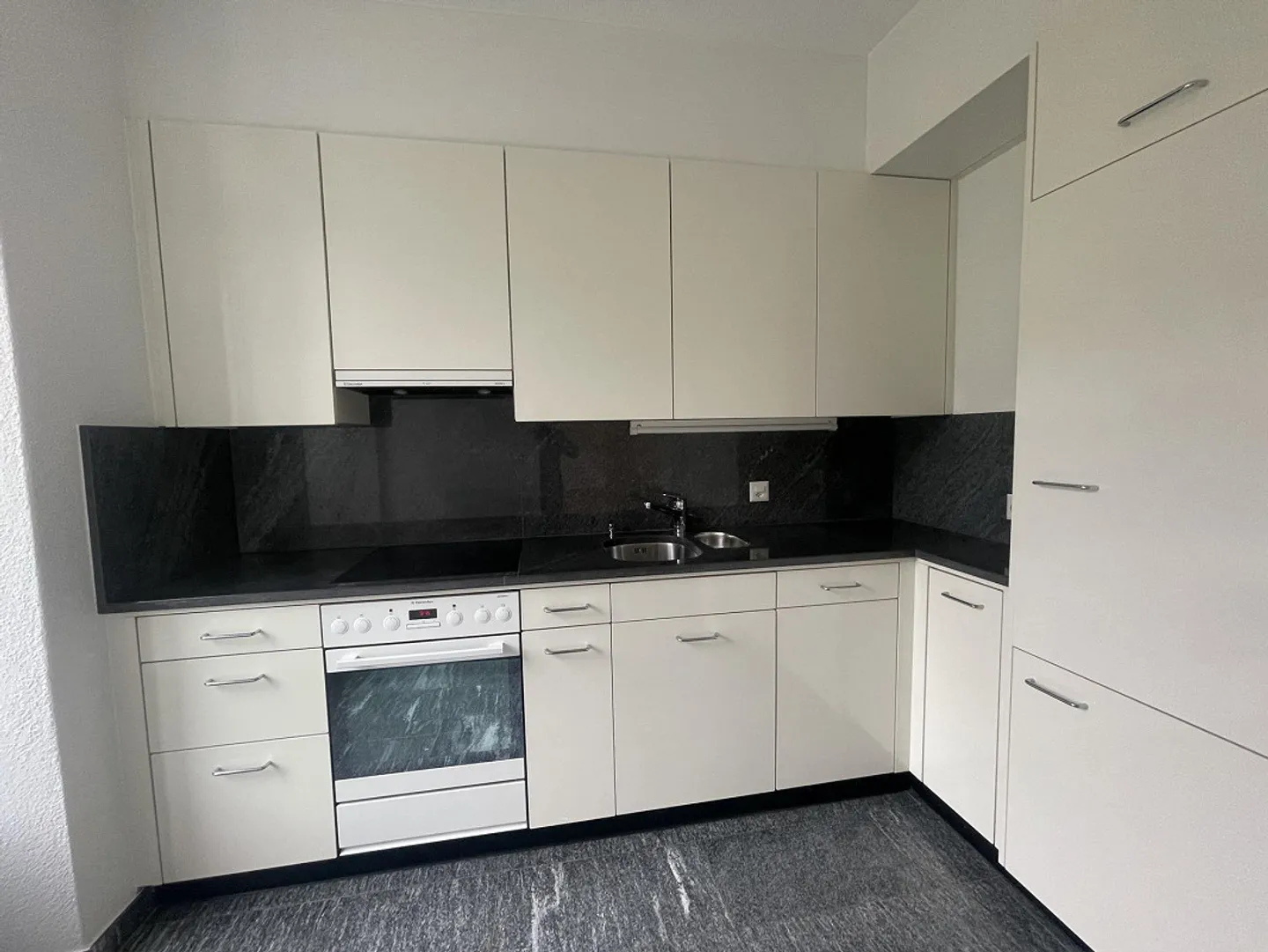 Charmante appartement 3 pièces dans un bâtiment historique à Baden - Photo 4 sur 9