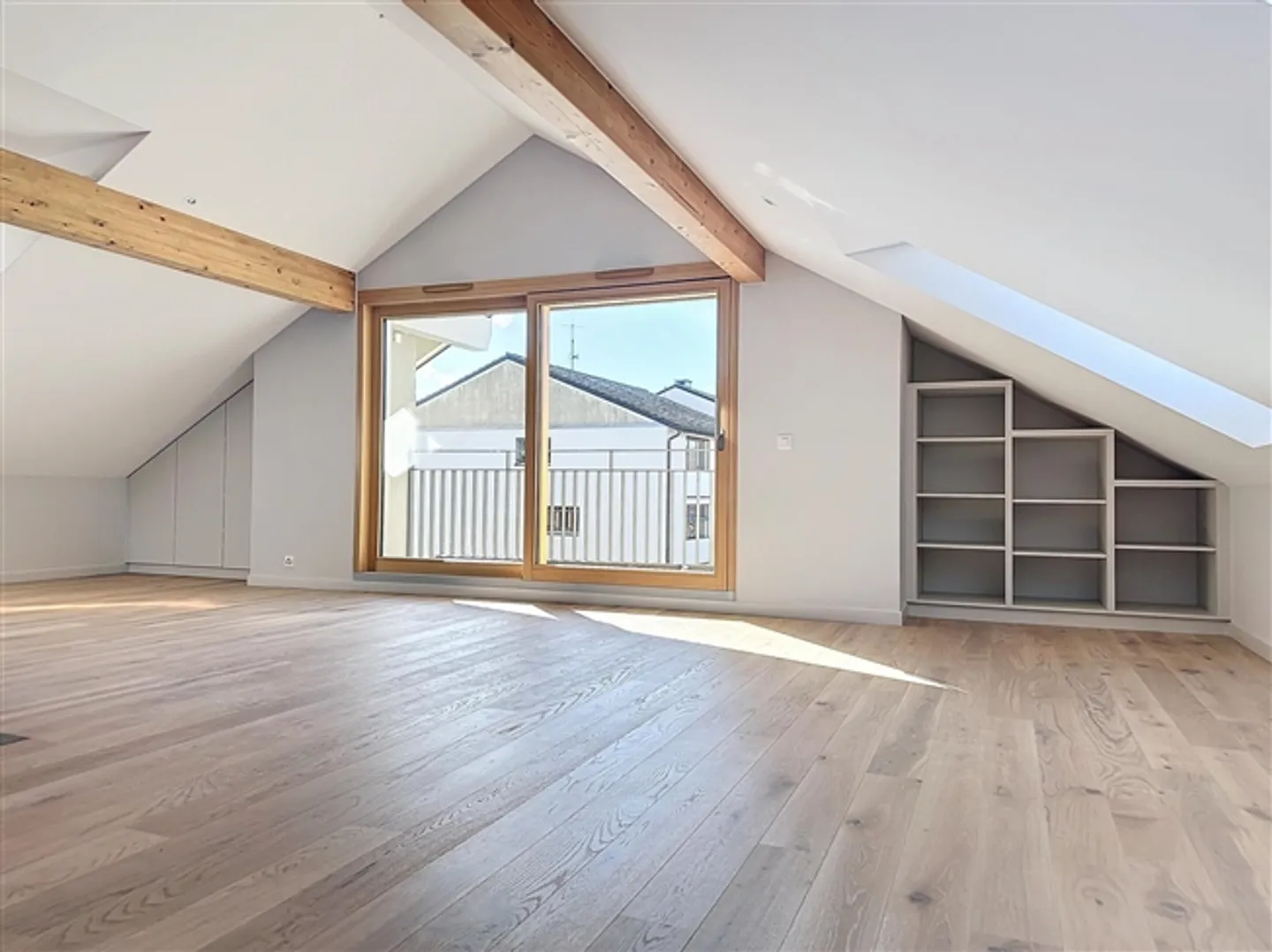 Ampio attico di 3 camere con vista lago - Foto 2 di 6