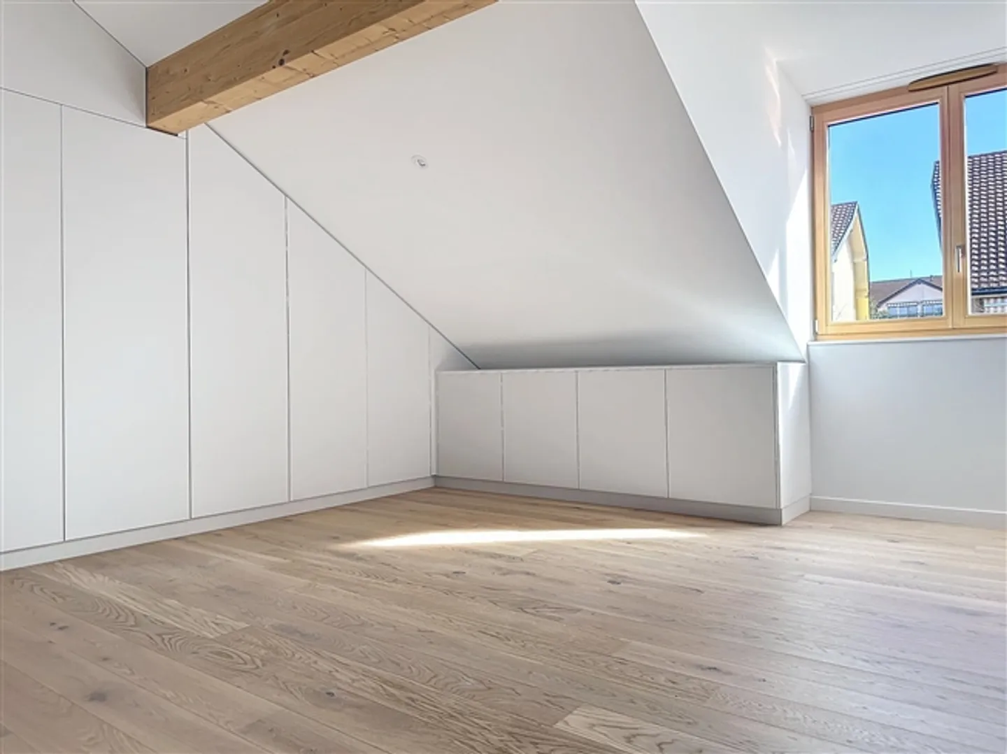 Ampio attico di 3 camere con vista lago - Foto 4 di 6