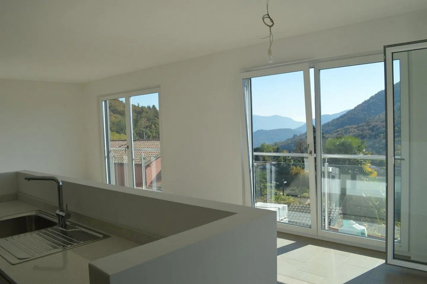VILLA UNIFAMILIARE DI 5.5 LOCALI CON GIARDINO - Foto 3 di 13
