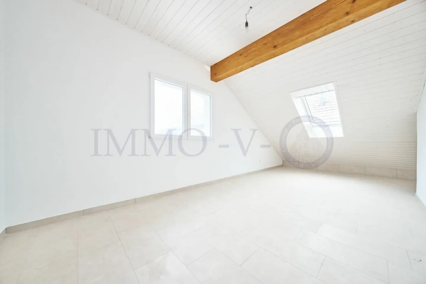 NEW AND SPACIOUS PENTHOUSE WITH BALCONY-TERRACE - Photo 5 of 7