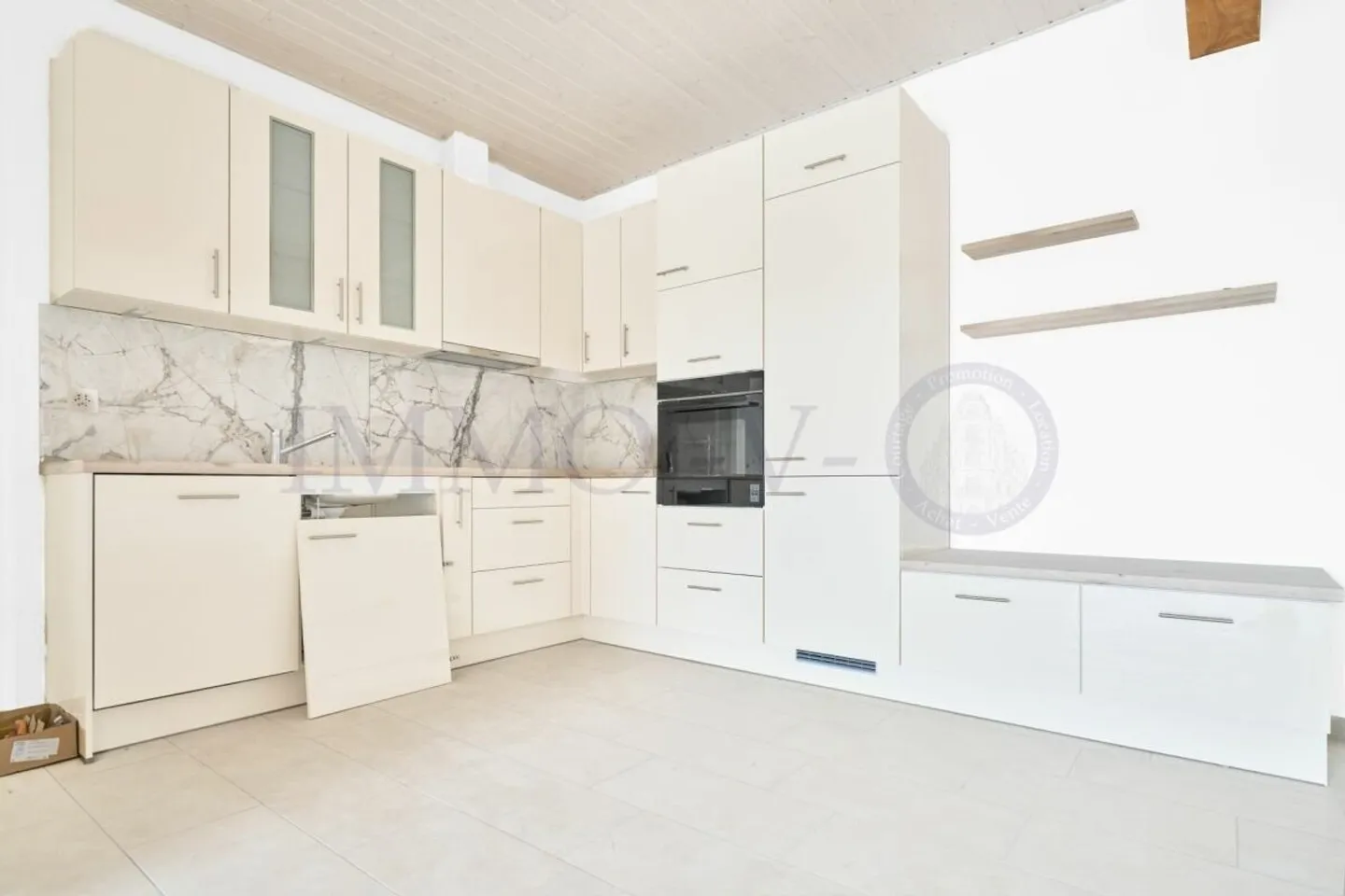 NEW AND SPACIOUS PENTHOUSE WITH BALCONY-TERRACE - Photo 3 of 7