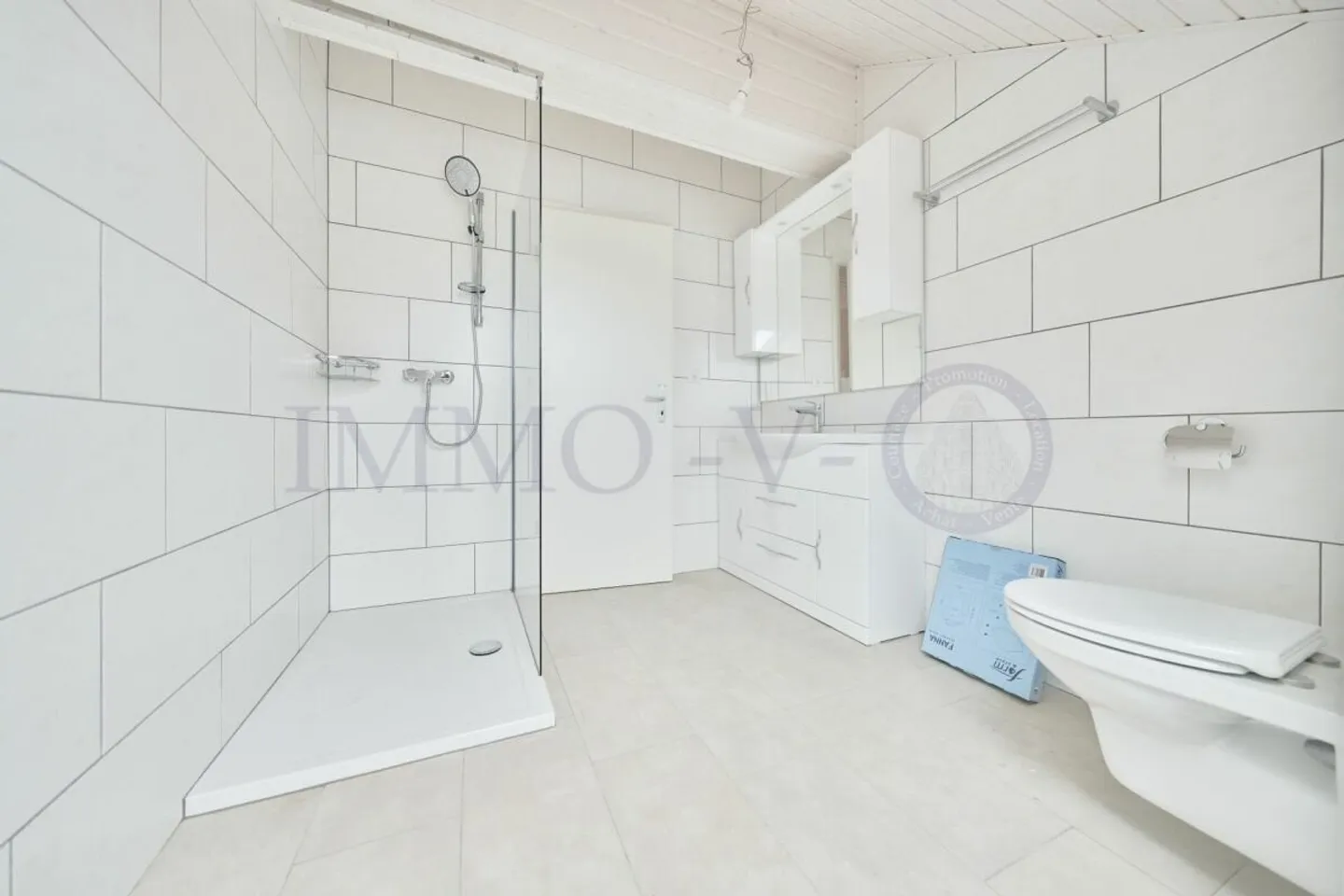 NEW AND SPACIOUS PENTHOUSE WITH BALCONY-TERRACE - Photo 7 of 7