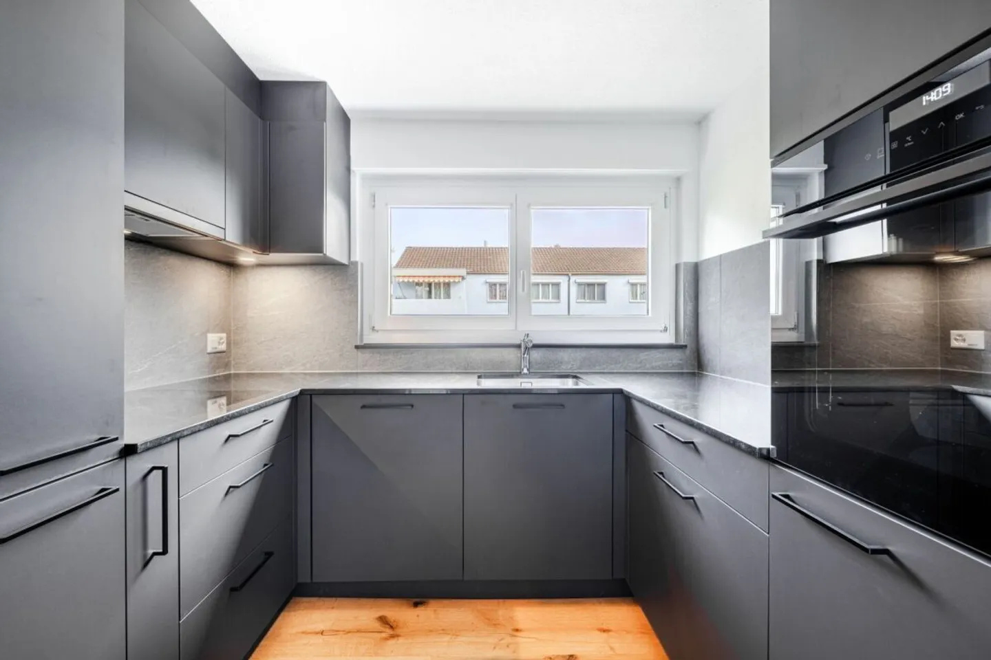 Prima occupazione dopo ristrutturazione totale: Moderno appartamento di 4 stanze in una posizione tranquilla e soleggiata con garage singolo - Foto 2 di 13